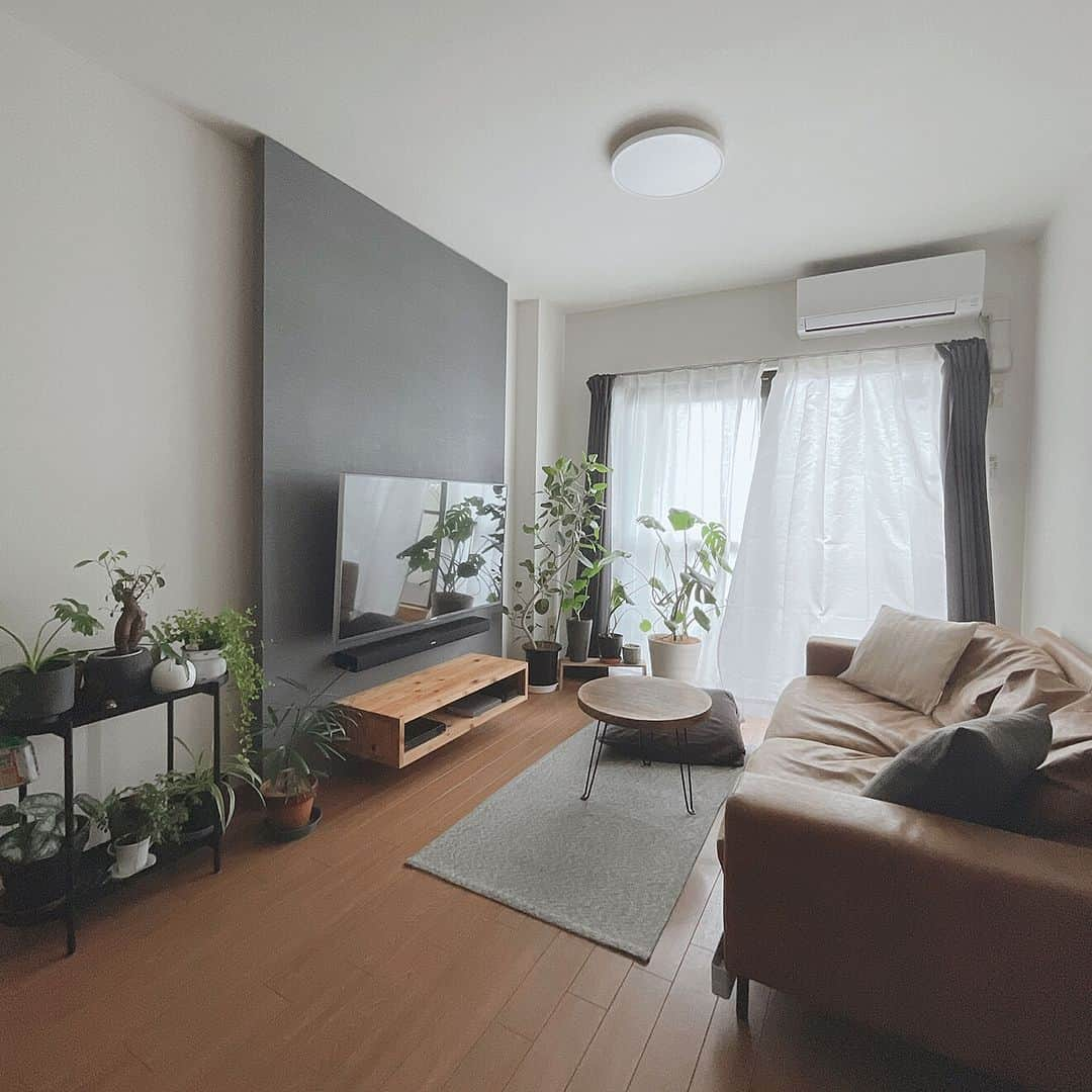 RoomClipJPさんのインスタグラム写真 - (RoomClipJPInstagram)「この部屋が素敵だなと思ったら「🕊️」(平和)とコメントしてください！ パステル調のナチュラルカラーで揃えられたインテリアと植物がやわらかい空間を生み出しているakoさん宅✨キッチンや洗面所など、工夫された場所ごとの収納テクニックがとても参考になりますね！  ---------------------------------------  Photo: ako RoomNo. 1944939   --------------------------------------  ぜひ「RoomClipムービー」のハッシュタグで 皆様の素敵なお部屋を撮影した動画を投稿してください🏠   --------------------------------------  この部屋のインテリアはRoomClipのアプリから ご覧いただけます。  アプリはプロフィール欄から ▶︎ @roomclipjp  ------------------------------------  600万枚以上集まる中から リアルな部屋のインテリア写真を毎日発信！  ------------------------------------  #ナチュラルインテリア#ナチュラル雑貨#グリーンのあるインテリア#植物のある暮らし#観葉植物のある暮らし#マンションインテリア#マンション暮らし#マンションライフ#賃貸マンション#賃貸暮らし#賃貸リビング#賃貸キッチン#賃貸物件#賃貸住宅#インテリアコーディネート#好きなものに囲まれた暮らし#部屋づくり#リビングインテリア#リビングルーム#こだわりの家#雑貨好き#インテリア好き￼#おしゃれなインテリア#キッチンインテリア#インテリア好きと繋がりたい#ダイニングインテリア#デザイナーズ家具#空間デザイン#roomclip #ルームクリップ」8月24日 20時30分 - roomclipjp