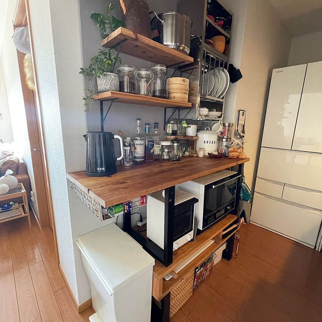 RoomClipJPさんのインスタグラム写真 - (RoomClipJPInstagram)「この部屋が素敵だなと思ったら「🕊️」(平和)とコメントしてください！ パステル調のナチュラルカラーで揃えられたインテリアと植物がやわらかい空間を生み出しているakoさん宅✨キッチンや洗面所など、工夫された場所ごとの収納テクニックがとても参考になりますね！  ---------------------------------------  Photo: ako RoomNo. 1944939   --------------------------------------  ぜひ「RoomClipムービー」のハッシュタグで 皆様の素敵なお部屋を撮影した動画を投稿してください🏠   --------------------------------------  この部屋のインテリアはRoomClipのアプリから ご覧いただけます。  アプリはプロフィール欄から ▶︎ @roomclipjp  ------------------------------------  600万枚以上集まる中から リアルな部屋のインテリア写真を毎日発信！  ------------------------------------  #ナチュラルインテリア#ナチュラル雑貨#グリーンのあるインテリア#植物のある暮らし#観葉植物のある暮らし#マンションインテリア#マンション暮らし#マンションライフ#賃貸マンション#賃貸暮らし#賃貸リビング#賃貸キッチン#賃貸物件#賃貸住宅#インテリアコーディネート#好きなものに囲まれた暮らし#部屋づくり#リビングインテリア#リビングルーム#こだわりの家#雑貨好き#インテリア好き￼#おしゃれなインテリア#キッチンインテリア#インテリア好きと繋がりたい#ダイニングインテリア#デザイナーズ家具#空間デザイン#roomclip #ルームクリップ」8月24日 20時30分 - roomclipjp