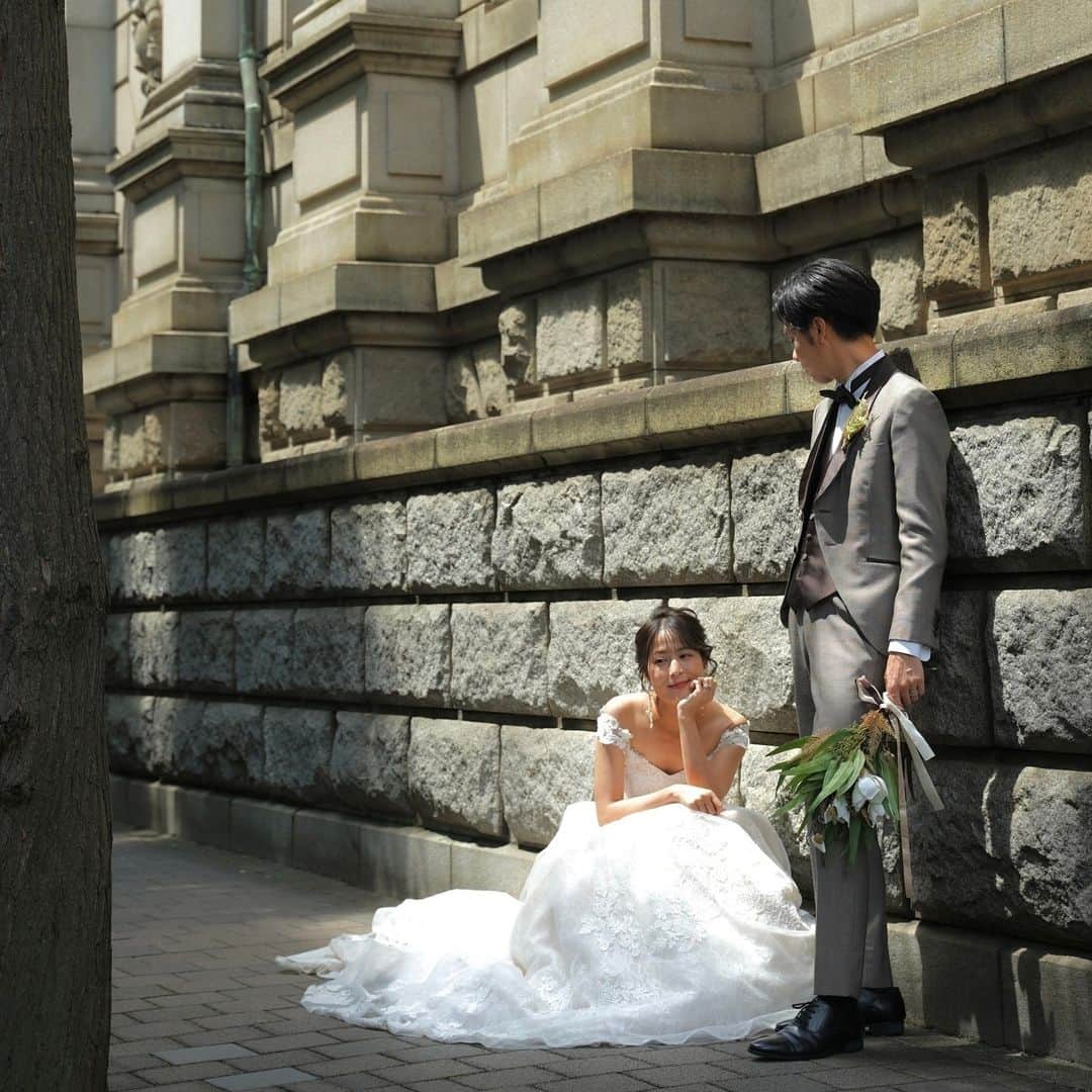 CLAIREのインスタグラム：「自然体でありかっこいいお写真📷 晴れの日のロケーション撮影は、太陽の光が差し込むのでより雰囲気の出るお写真に仕上がります✨  📍みなとみらい  ❀－・ー・－❀－・－・－❀－・－・－❀  どんな撮り方でも、どんなシチュエーションでも、誰とでも 想い出にできるのが写真の最大の魅力です✨  『CLAIRE(クレール)』は、 一生に一度の記念としてぴったりな さまざまなプランやロケーションスポットもご用意しております🌌  皆さんの想いと希望が詰まった、 皆さんだけの素敵な想い出をCLAIREで作りませんか？\♡/  ୨୧ その他の情報は公式HPへ ୨୧ こちらのプロフィール先のリンクからご覧いただけます♪  ＠clairebridalstudio  ❀－・ー・－❀－・－・－❀－・－・－❀ #クレールブライダルスタジオ #フォトウェディング #結婚式準備 #プレ花嫁 #卒花嫁 #和装ヘア #和装前撮り #前撮り #写真で結婚式 #白無垢 #着物 #ウェディングドレス #結婚写真 #結婚準備 #日本中のプレ花嫁さんと繋がりたい #ウエディングフォト #フォトウエディング #2023夏婚 #2023秋婚 #2023冬婚」
