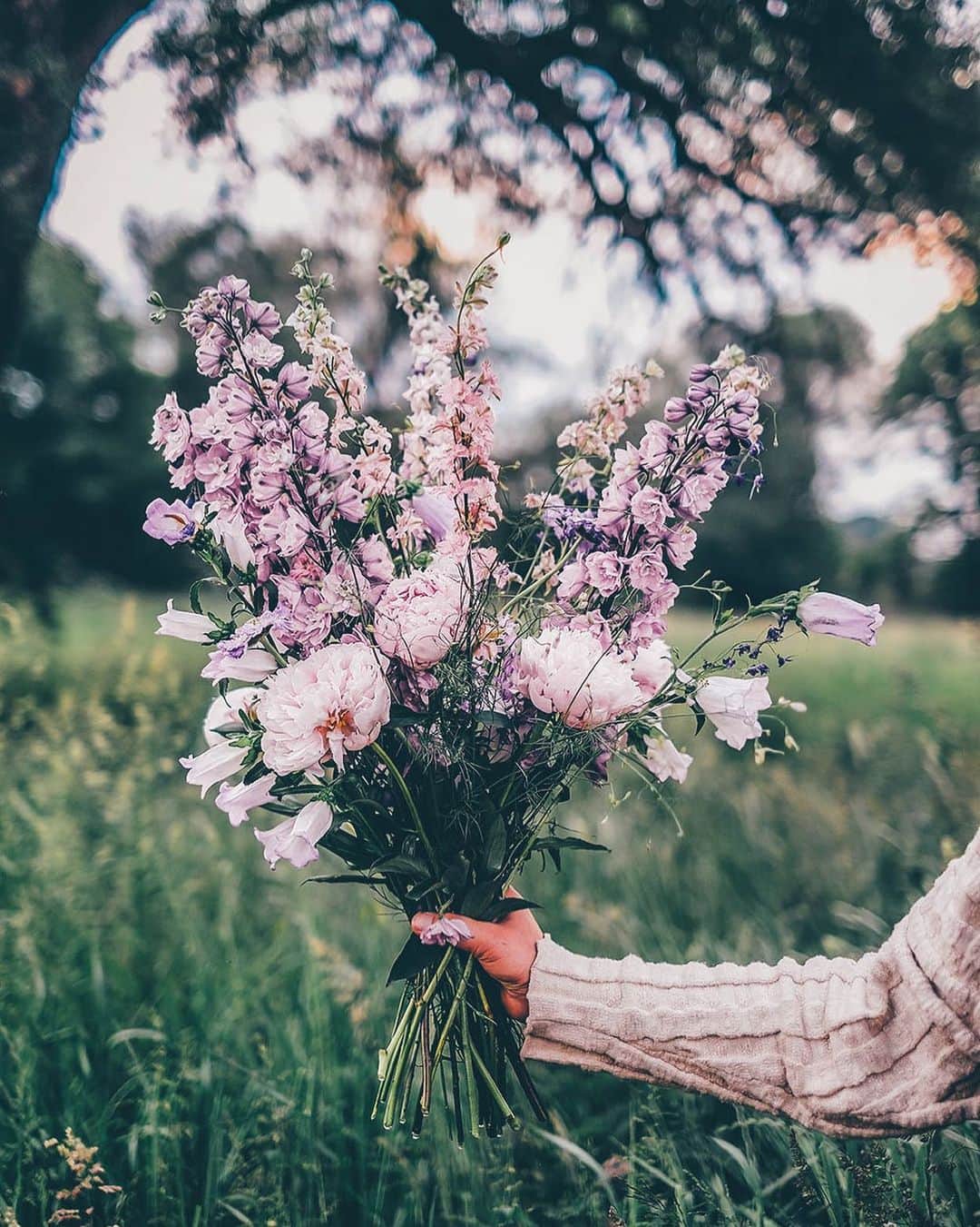 Our Food Storiesのインスタグラム：「A favorite flower bouquet 🌸🌿 Can‘t believe it’s almost September, so not ready to let summer go yet. #ourfoodstories_countryside  _____ #flowerbouquet #bouquetofflowers #bouquet #vscoflowers #stilllifephotography #flowerlovers #flowerlover #peony #peonyseason #summerflowers #blooooms #countrysidelife #countrysideliving #landlust #blumenliebe」