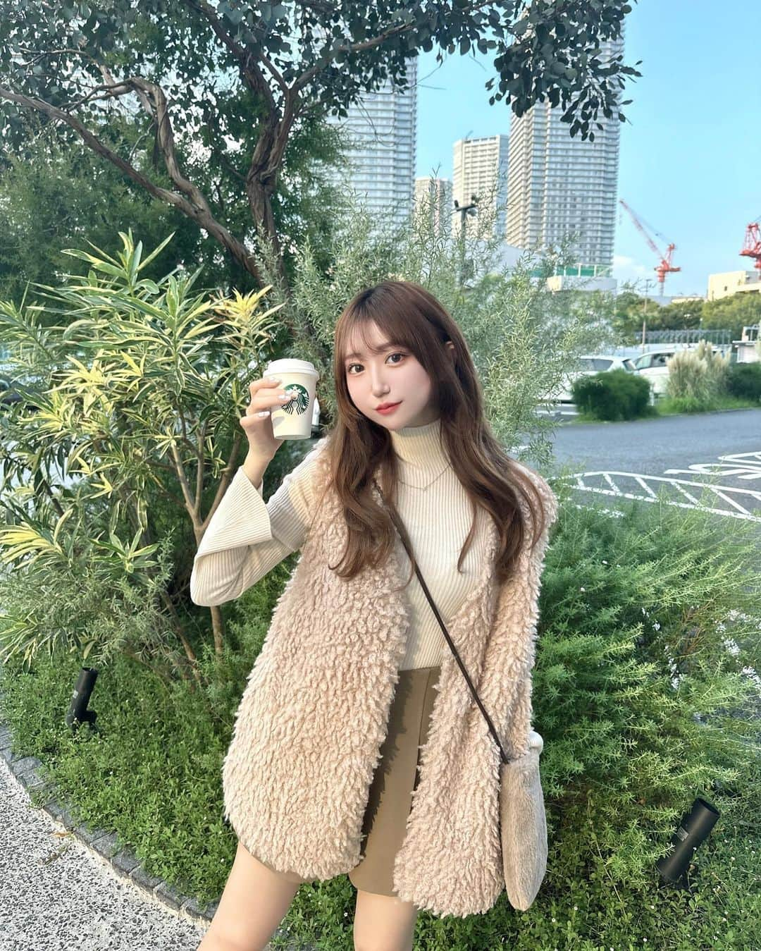 Ayanaさんのインスタグラム写真 - (AyanaInstagram)「poodle fur🐩☁️ ⁡ もこもこファーベストの着回し♡ ⁡ 今から少し寒くなったらノースリーブにも合うし普段のいつものコーデに羽織るだけでかわいいの🤎🤎カラバリ豊富でどの色にしようか迷ったけど合わせやすそうなベージュにしました🫣🪝 ⁡ vest : @classicalelf_official beige / M tops&op : #UNIQLO pants : #GRL ⁡ ⁡ #プチプラ #プチプラコーデ #秋服 #クラシカルエルフ #classicalelf #エルフコーデ #タイアップ #uniqlo #gu #zara #ユニクロ #ジーユー #ザラ #zozo #zozotown #zozo購入品 #zozotown購入品 #ファーベスト #プードルファー #フェイクファー」8月24日 20時31分 - naalunlun