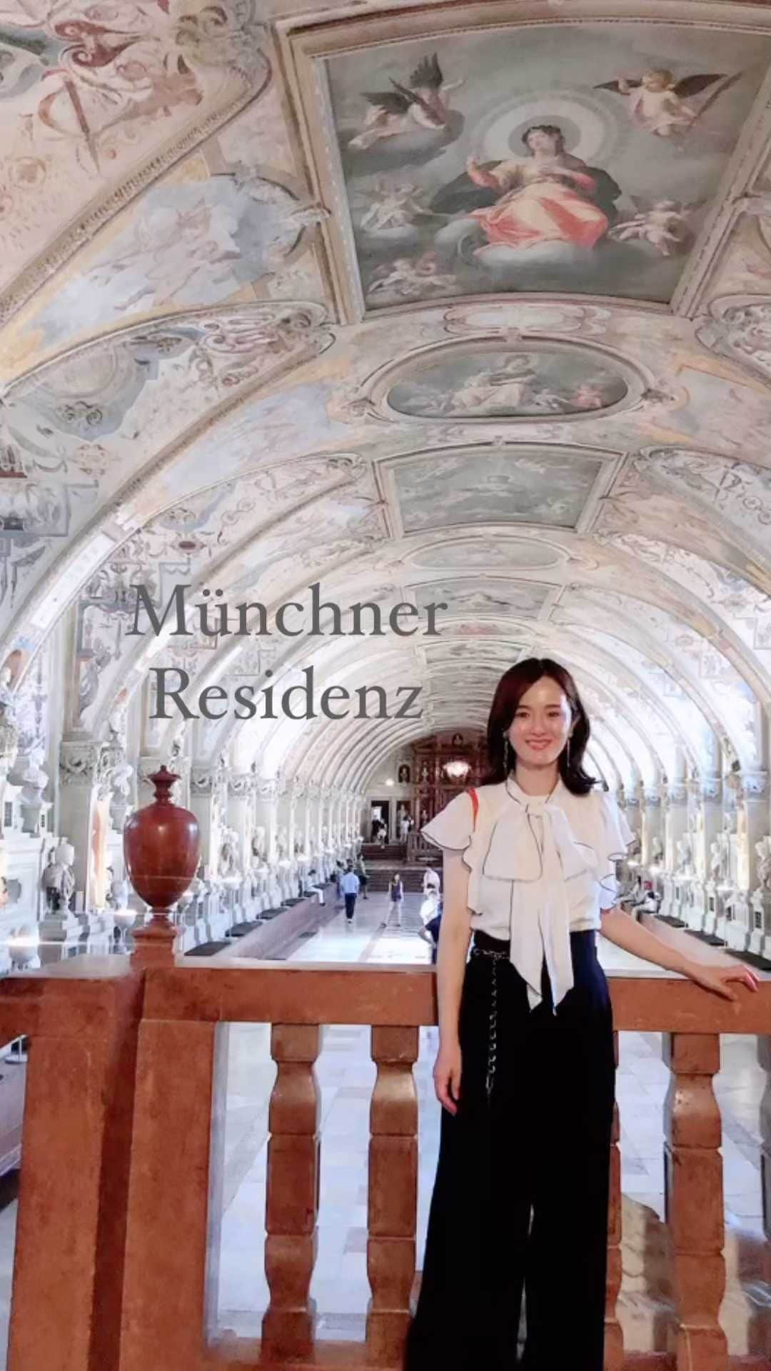 ruriのインスタグラム：「【#ドイツ旅行 6日目】  ☑︎#münchnerresidenz #ミュンヘンレジデンツ   旧バイエルン王国ヴィッテルスバッハ王家の王宮。 数世紀に渡る増改築によりルネッサンス、バロック、ロココ、古典主義に至る様々な建築様式の融合が見られる宮殿。本当に広くて全て周りきれなかったです！本当豪華絢爛✨ウットリすぎな空間でした✨ ドイツの建築物は基本暖色系。柔らかいソフトな配色が多いと思います！そして木を使用しているところが多くて華やかな建物なんだけど、派手になりすぎず、落ち着きもある空間に✨バランスが素敵👏🇩🇪色フェチなので旅行に行くと必ず色味のことを考える☺️  ☑︎#coordinate  tops、bottom→ @mystrada_official #mystrada   格式高い華やかな宮殿なので、それに合わせて華やかでクラシカルなコーデに♡  ワイドパンツが今回の旅行で本当使えて、何度も着回ししてました🙆‍♀️やはり夏の旅行はワイドパンツ推し！骨格ウェーブはワイド苦手ですが、ハイウエストなら全然ありで私は今1番ワイドパンツ履いてます👍  リール長くなりましたが、お付き合いしていただければ嬉しいです🙏💓  *･゜ﾟ･*:.｡..｡.:*･*:.｡. .｡.:*･゜ﾟ･* *･゜ﾟ･*:.｡..｡. イメージコンサルタント・ファッションカラースタイリストの早川瑠里子です（4年目） 現在診断９月分の診断、同行ショッピング、魅力開花Produceを募集しております。（8月🈵）ご予約は公式LINE、もしくはDMからお願いします。 08/25(金) 10:15分〜× 09/02(土) 10:15分〜× 09/07(木) 10:15分〜× 09/09(土) 10:15分〜× 09/13(水) 10:15分〜○ 09/17(日) 10:15分〜○ 09/20(水) 10:15分〜○ 09/23(土) 10:15分〜○ 09/27(水) 10:15分〜○ *･゜ﾟ･*:.｡..｡.:*･*:.｡. .｡.:*･゜ﾟ･* *･゜ﾟ･*:.｡..｡.  #ドイツ #garmany #ヨーロッパ旅行 #家族旅行 #夏休み旅行  #お城 #旅行コーデ #海外旅行 #schlossnymphenburg #münchen #ミュンヘン   #イメージコンサルタント  #イメージコンサルタント名古屋  #パーソナルカラー診断　 #パーソナルカラー診断名古屋  #パーソナルカラー診断愛知  #パーソナルスタイリスト名古屋 #パーソナルスタイリスト  #ショッピング同行名古屋  #ショッピング同行  #骨格ウェーブコーデ #顔タイプソフトエレガント #ブルベコーデ #ソフトエレガント #ソフトエレガントコーデ」