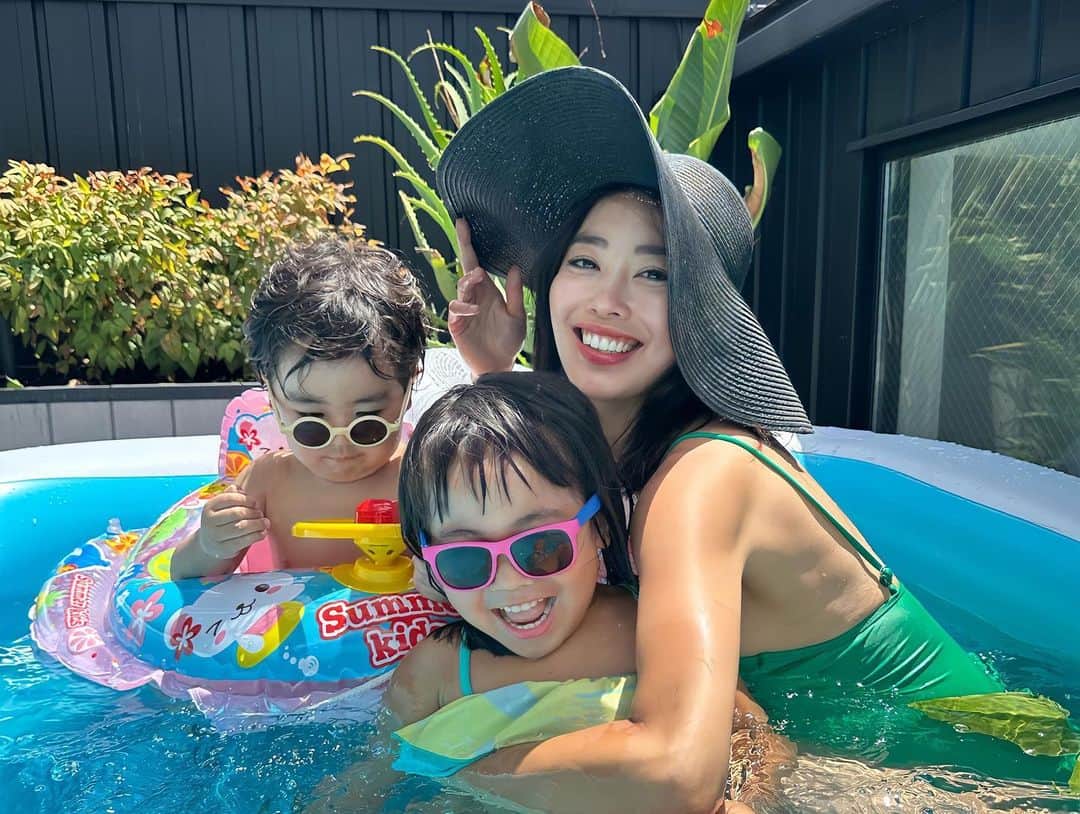 吉井絵梨子さんのインスタグラム写真 - (吉井絵梨子Instagram)「Inoda’s Summer 🌻🍉☀️🕶️  あらんが泳ぐの好きになり、 「プールと温泉どっちがいい？」と質問したら、「ぷぅっ(プール)」と答えるようになりました🛟 (以前は、「せんっ(温泉)」と答えていました♨️)  早く泳げるようになりたいね〜 私も平泳ぎが上手になりたい🏊‍♀️  #summervacation  #poolparty  #familytime  #maternitylife #日光浴 #夏休み #臨月 振り返り」8月24日 20時34分 - supermamaeriko
