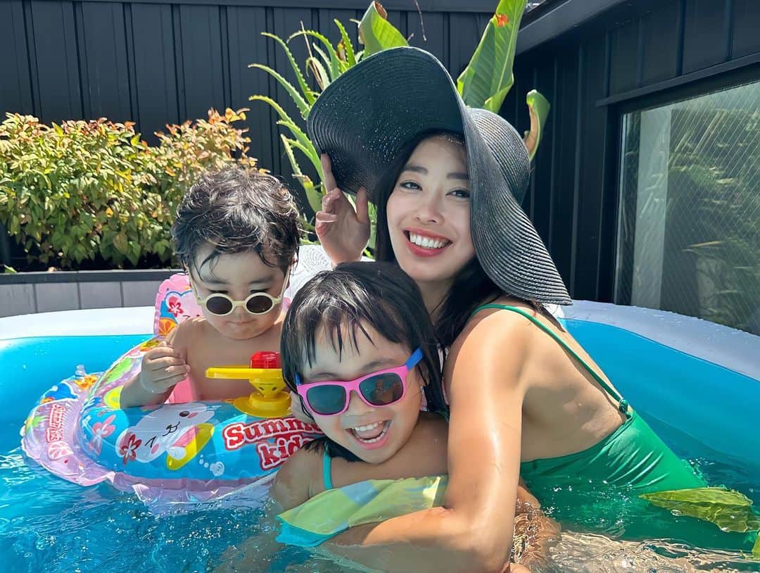 吉井絵梨子さんのインスタグラム写真 - (吉井絵梨子Instagram)「Inoda’s Summer 🌻🍉☀️🕶️  あらんが泳ぐの好きになり、 「プールと温泉どっちがいい？」と質問したら、「ぷぅっ(プール)」と答えるようになりました🛟 (以前は、「せんっ(温泉)」と答えていました♨️)  早く泳げるようになりたいね〜 私も平泳ぎが上手になりたい🏊‍♀️  #summervacation  #poolparty  #familytime  #maternitylife #日光浴 #夏休み #臨月 振り返り」8月24日 20時34分 - supermamaeriko