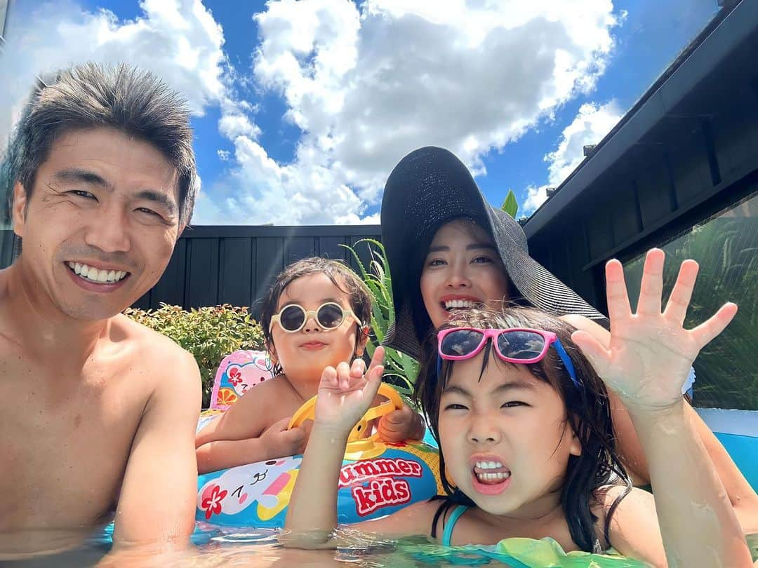 吉井絵梨子さんのインスタグラム写真 - (吉井絵梨子Instagram)「Inoda’s Summer 🌻🍉☀️🕶️  あらんが泳ぐの好きになり、 「プールと温泉どっちがいい？」と質問したら、「ぷぅっ(プール)」と答えるようになりました🛟 (以前は、「せんっ(温泉)」と答えていました♨️)  早く泳げるようになりたいね〜 私も平泳ぎが上手になりたい🏊‍♀️  #summervacation  #poolparty  #familytime  #maternitylife #日光浴 #夏休み #臨月 振り返り」8月24日 20時34分 - supermamaeriko