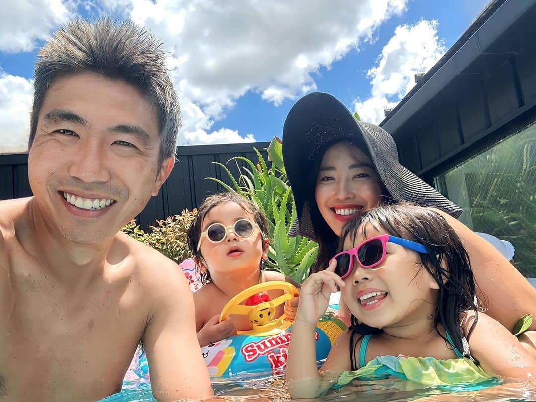 吉井絵梨子さんのインスタグラム写真 - (吉井絵梨子Instagram)「Inoda’s Summer 🌻🍉☀️🕶️  あらんが泳ぐの好きになり、 「プールと温泉どっちがいい？」と質問したら、「ぷぅっ(プール)」と答えるようになりました🛟 (以前は、「せんっ(温泉)」と答えていました♨️)  早く泳げるようになりたいね〜 私も平泳ぎが上手になりたい🏊‍♀️  #summervacation  #poolparty  #familytime  #maternitylife #日光浴 #夏休み #臨月 振り返り」8月24日 20時34分 - supermamaeriko