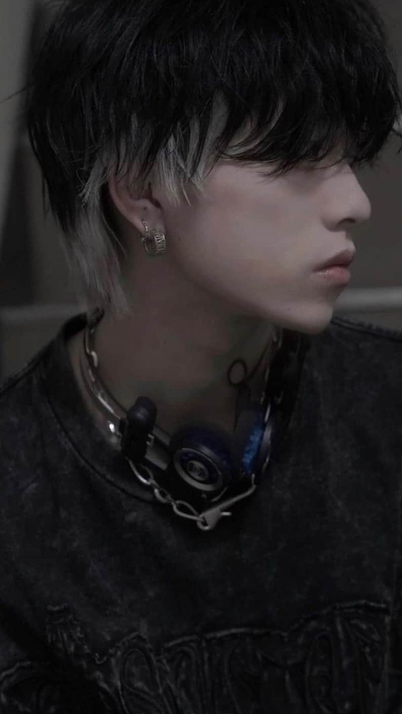 のインスタグラム：「ミディアムセット  thankyouforyourcomments  #メンズウルフ#パーマ#ulzzangboy #メンズパーマ #マッシュ#ウルフ#マッシュウルフ #맞팔#マッシュショート #シースルーバング#スパイラルパーマ #ツイストスパイラル#センターパート#ウルフカット#韓国ヘア #波巻きパーマ #カルマパーマ#menscut#ニュアンスパーマ #ショートウルフ#ウルフメンズ  #ウルフパーマ #メンズインナーカラー #バレイヤージュ#メンズバレイヤージュ」