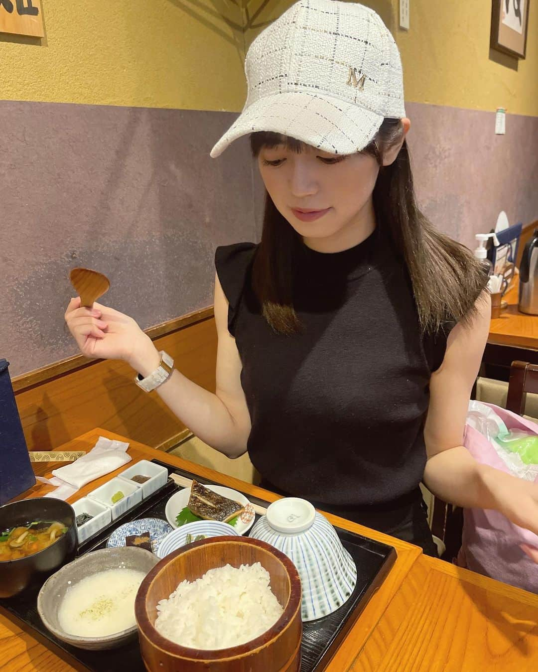 佐藤絵里香のインスタグラム：「-❤︎ 代々木で食べたお魚定食🐟  やっぱり白米だよね〜！！！  この感じ一緒にご飯食べてるみたいだね😚💕 ・ ・ ・ #代々木グルメ #定食 #東京グルメ #おひつ膳田んぼ #田んぼ #アイドル #彼女感 #自撮り界隈 #シーイン購入品 #帽子 #キャップコーデ #followme #japanesegirl #asiagirl #ootd #japaneseidol #followplease #いいね返し #snidel #shein購入品 #shein #japanesefood #asianfood #ノースリーブ」