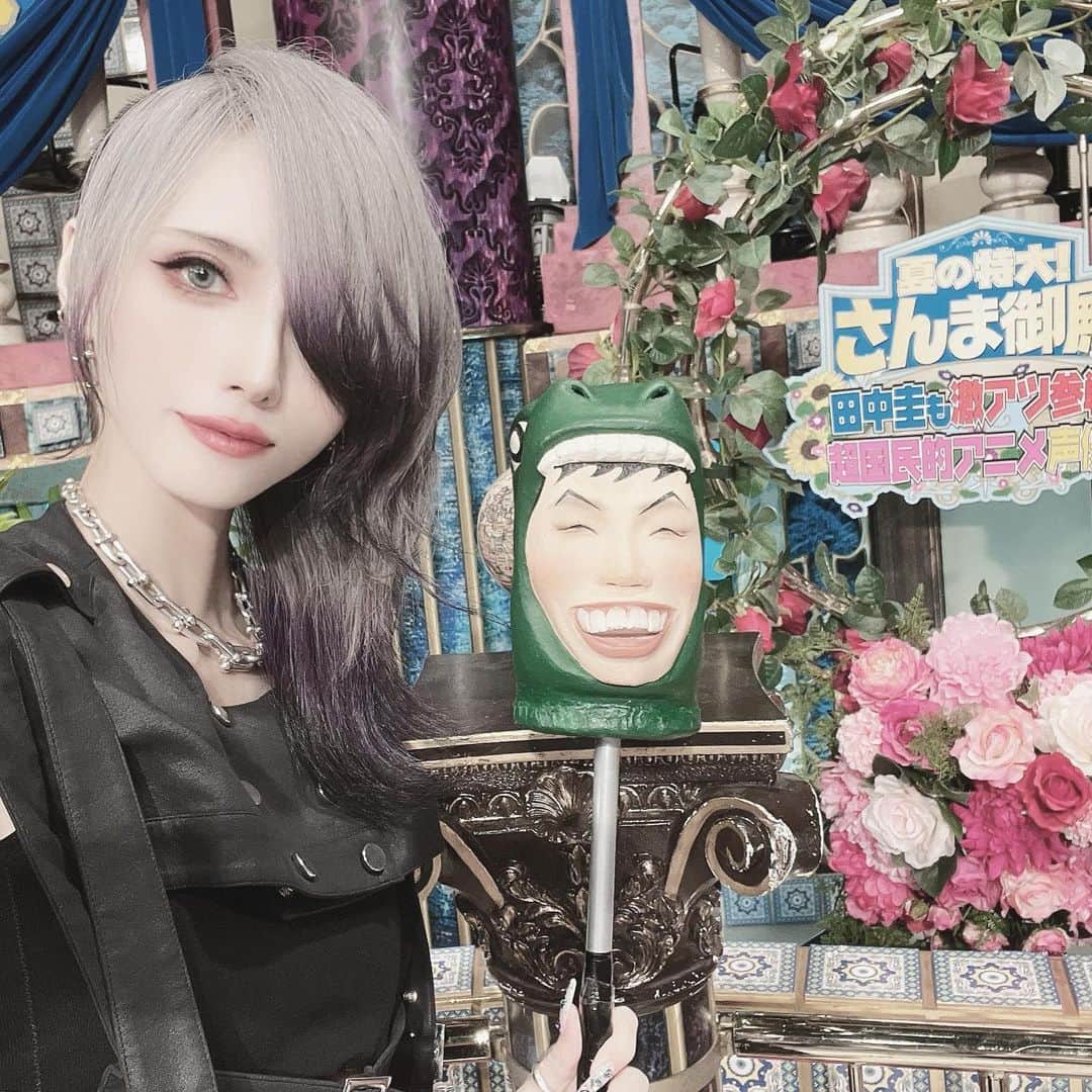 のインスタグラム：「#さんま御殿 声優スペシャルに出演させて頂きました！🥺🙏✨ 地上波の出演は何度かあれど、ゴールデンは初だったので流石にオンエアまで不安でした 豪華な面々の中に僕みたいな者が居ていいのかとか、誰やねんこいつって思われるんちゃうかなとか、場違い感半端なさそうで五反田おじちゃんにはめちゃくちゃネガティブな話ばっかしてた気がする…笑  でもありがたいことに、オンエア後はめちゃくちゃ僕のことを調べてフォローしたりリプやコメントをくださる方が多くて本当に本当に安心しました😭🙏 改めて、みてくださった皆さま本当にありがとうございました。 (旧Twitterくんではまさかの青木志貴が日本のトレンドに入ってたみたいで、感謝しかないです😭地元の友達からも連絡がきてびっくりした！)  衣装はスタイリストさんに用意していただきました！ 衣装提供: @aoiwanaka.official   #aoiwanaka #青木志貴」