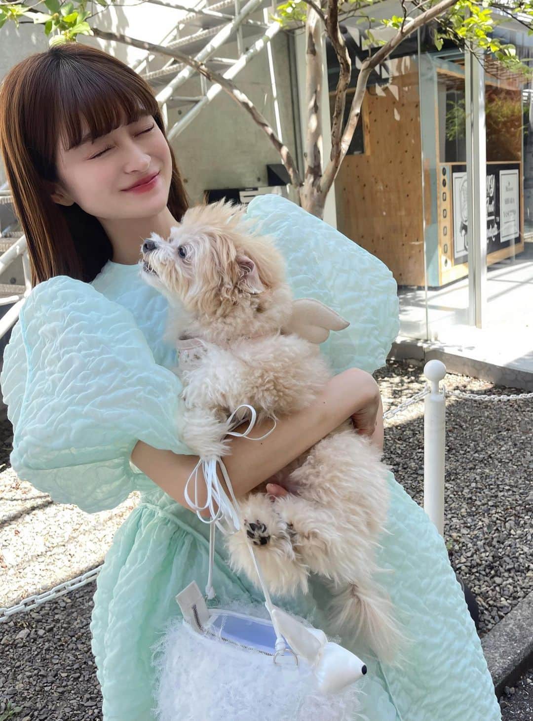 YUYUさんのインスタグラム写真 - (YUYUInstagram)「最近はカラフルなアイテムに目がいく🩵 #yuyukmtcode まだまだ暑いですね、、、ハンバーガーにハラペーニョ追加してさらに暑かった、、、美味しさに負けた、、🥵🍔🌼🌼🌼」8月24日 20時39分 - yuyukmt