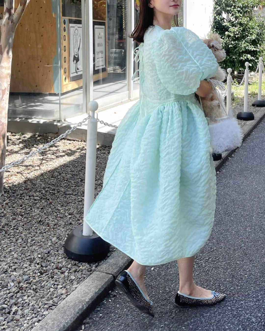 YUYUさんのインスタグラム写真 - (YUYUInstagram)「最近はカラフルなアイテムに目がいく🩵 #yuyukmtcode まだまだ暑いですね、、、ハンバーガーにハラペーニョ追加してさらに暑かった、、、美味しさに負けた、、🥵🍔🌼🌼🌼」8月24日 20時39分 - yuyukmt