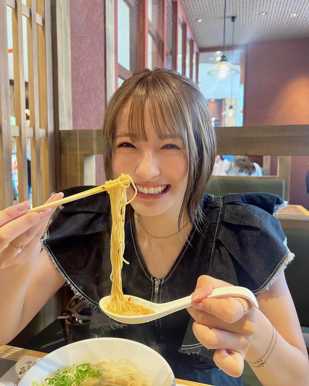 小嶋花梨のインスタグラム：「⁡ 豚骨ラーメンを目の前にすると 口角が上がりっぱなしです🤤 ⁡ ⁡ #Lilybrown #ショートカット #ショートヘア #ボブヘア #ボブヘアアレンジ ⁡ ⁡」