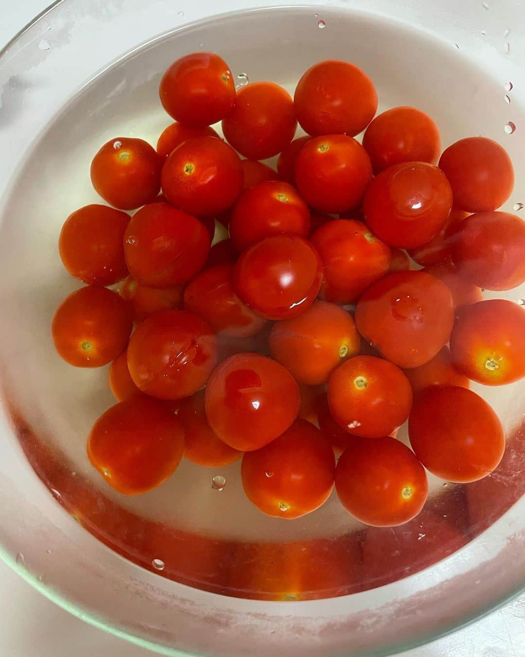 高田秋さんのインスタグラム写真 - (高田秋Instagram)「ミニトマトを沢山いただいたので、 無水スープを作りました🍅 水を一切いれずに🍅 湯むき楽しかったな🍅🥹 ご近所さんにもお配りしましたが それでもまだまだあるので、おつまみ何作ろうかワクワク🍅  無農薬トマトの甘っこというトマト🍅💛 甘くて甘くて感動しました♡  @veggiehills  @farm_nagata」8月24日 20時41分 - shu_takada