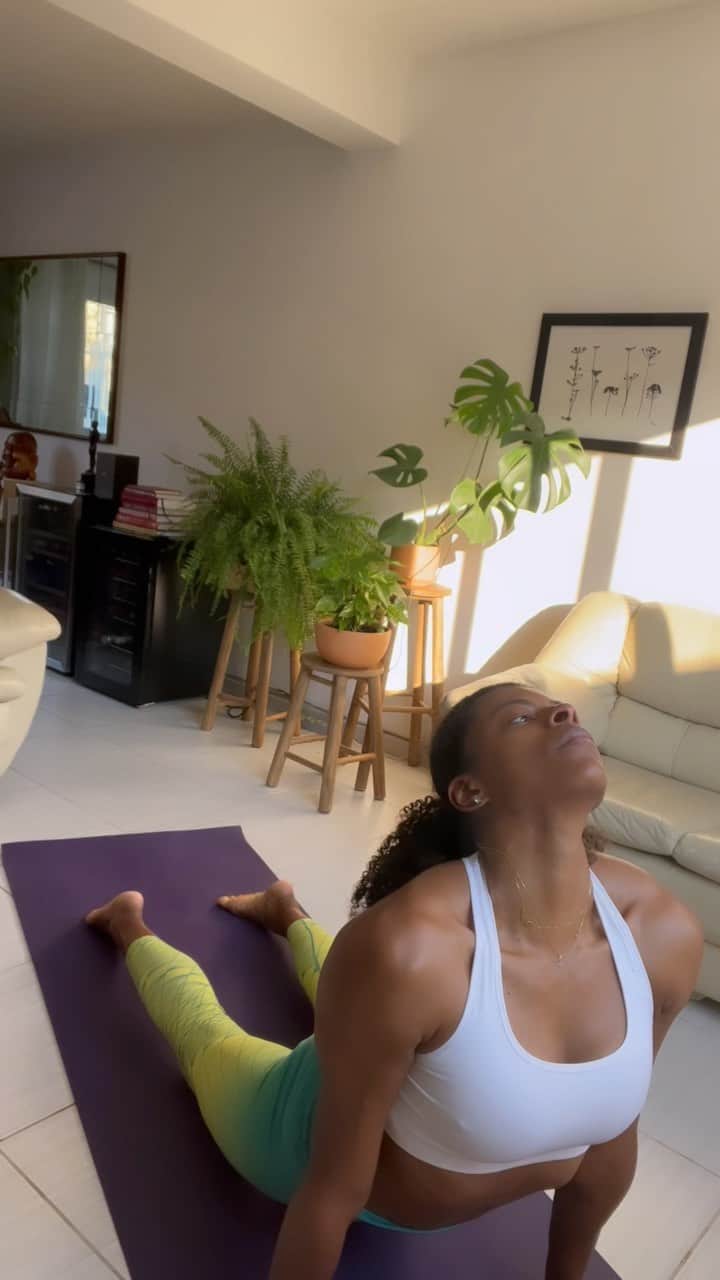 フェルナンダ・ロドリゲスのインスタグラム：「Passando para desejar um ótimo dia e compartilhando um pouquinho da prática de hoje!!!!!  Para essa quinta-feira que amanheceu igual a um dia de verão vai aí uma Saudação ao sol - Surya Namaskar B  Beijocas ✨🧘🏽‍♀️🙏🏾」