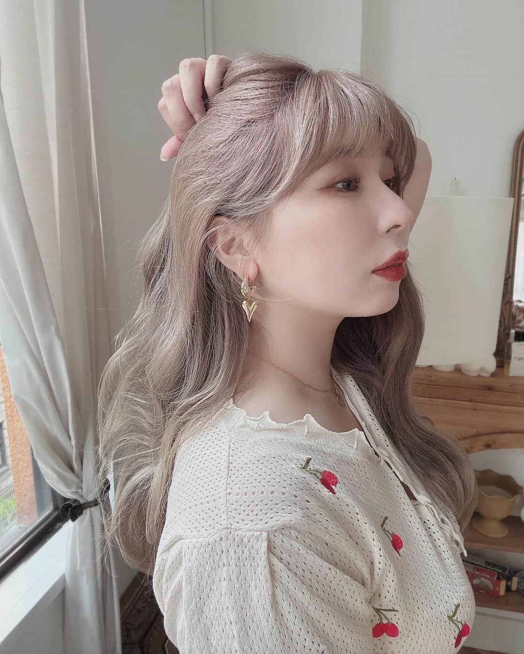 puinpiのインスタグラム：「HAIR ♡  ピーチミルクティーにしてもらった時🍑  いつも @naoki.hair にお任せカラーです🫶🏻  #hair#ミルクティーベージュ#ハイトーン#ヘアスタイル#ヘアカラー#ブリーチ#ミルクティーカラー#ベージュカラー#ロングヘア#波巻き#アクセサリー#ヘアアレンジ#Pui#Puishop#プイ」