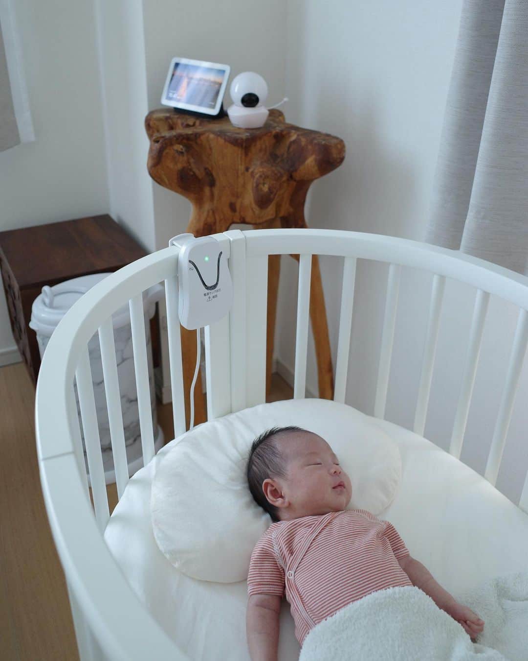 のインスタグラム：「ベビーベッドに @babysensejapan を設置しました✨  マットレスの下に設置し、赤ちゃんの動きをモニタリングし異常があると大きなアラーム音と警告ランプでお知らせしてくれるベビーセンサーと  昼夜関係なくハッキリと見え360度見渡せたり音楽が流せたり声かけもできるベビーモニターを設置しました。  設置も操作も簡単で、別室からでもモニターで様子が見れたり、泣き声が聞こえるので安心して過ごせます😌  毎日ちゃんと息してるかな？と寝てるだけなのに無駄に心配しちゃうけどベビーセンスが不安解消してくれてます😌  #出産準備 #ベビーセンス #ベビーセンスホーム #ベビーモニター #ベビーセンサー #ベビー用品 #SIDS #PR」
