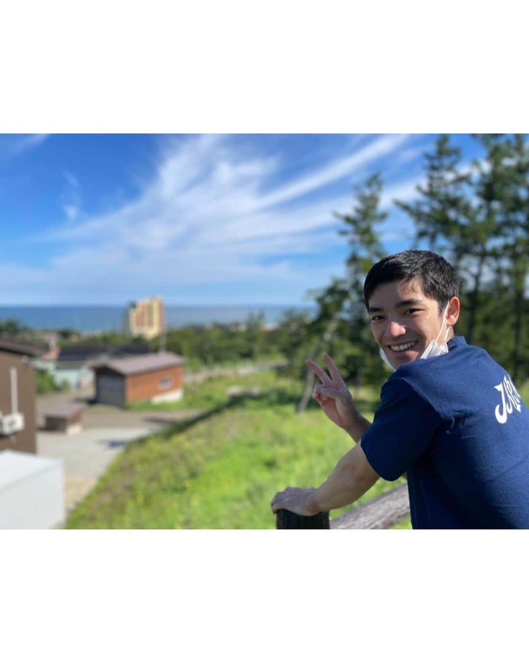 白井健三のインスタグラム：「本日27歳になりました2️⃣7️⃣ ・ これからも常識にとらわれず、よく笑い、人を幸せにできる人間になりたいと思います！ ・ たまたま京都にいたので、現地の友達と少しだけ会えた良い誕生日でした👍 @55satoko  ・ お母さん、お父さん、27年前の今日から今までありがとう🙇‍♂️ ・ そしてこれからも！ ・ #誕生日 #27歳 #よく笑おう」