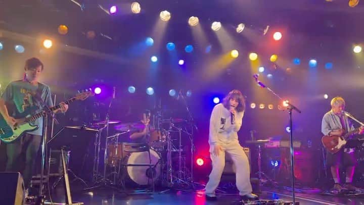 のん（能年玲奈）のインスタグラム：「明日8月25日(金)夜7時半から放送のNHK「かんさい熱視線」で、私の10年を振り返る特集が放送されます。 どんな仕上がりなのかドキドキですが、とても楽しみ。 関西以外のひともNHKプラスで見られるようになるから良ければ観てね。 のん  - - - - - - - 動画は2023年7月17日に梅田クラブクアトロで行われた「NON PURSUE TOUR -最強なんだ!!!-」大阪公演のリハーサル映像です。 楽曲はアルバム「PURSUE」収録、 #堀込泰行 さん作詞曲「Oh!Oh!Oh!」🎤  #のんPURSUE #NHK #かんさい熱視線」