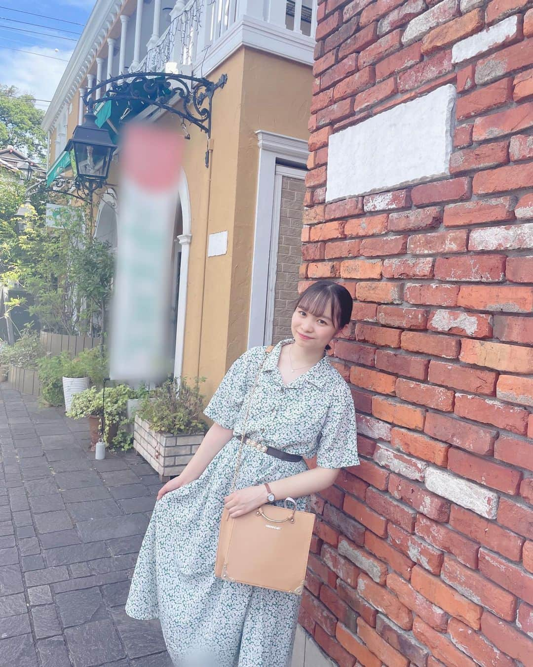 延命杏咲実さんのインスタグラム写真 - (延命杏咲実Instagram)「. 自由が丘をお散歩してきた〜🫧 やっぱりおしゃれでキュートな街だったよ！！🥰🫶🏻 . 2、3枚目の「ラ・ヴィータ」はヴェネチアの街並みをモチーフにしたんだって！⛲️そこだけ異国の雰囲気を放っていて、なんだかわくわくした…！☺️ソフトクリームにはハートがくっついててかわいい〜〜💞 . 1枚目の自由が丘スイーツフォレストもたくさんの『映え〜〜』な韓国スイーツが並んでて心躍りました🍰🧁🍩お腹いっぱいで食べれなかったからリベンジしたいな！🫰🏻 . . #自由が丘 #散歩 #映えスポット #自由が丘スイーツフォレスト #ラヴィータ #セントフォース #セントフォースsprout #延命杏咲実 #延命ちゃん」8月24日 20時47分 - enmei_1115