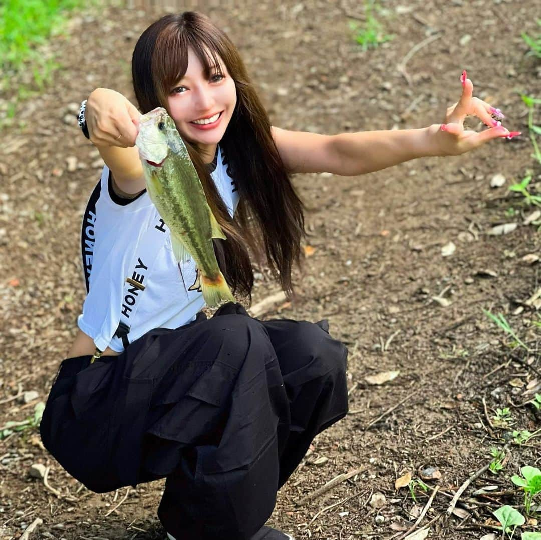 うどんのインスタグラム：「釣りガール🩷うどん  久しぶりの釣りは1番最初にヒットしたのにバラしたりw 投げたら上の木に引っかかったりw モジャモジョ作ったりw 安定のポンコツで迷惑かけまくったけどw やっぱりあのてゅんてゅんって🐟される感覚が楽しくて🤩 待ってる間の川に映る木とかも癒されて✨ そしてボウズじゃなかったから最&高でした🤣  #釣り#釣りガール #釣り女子 #釣りスタグラム #釣りバカ #バス釣り #バスフィッシング #ブラックバス #ブラックバス釣り #ブラックバスフィッシング #ブラックバス釣り好きな人と繋がりたい #釣り初心者 #釣り好き #釣りビジョン #釣りフォト #釣り部 #ストリートファッション #ストリート系女子 #ストリートコーデ #ストリート系 #ストリートスナップ #ストリート系ファッション #韓国ストリート #ストリート系コーデ #黒髪ロング #ストリートコーディネート #ストリート古着 #アウトドア#アウトドア女子 #癒し」