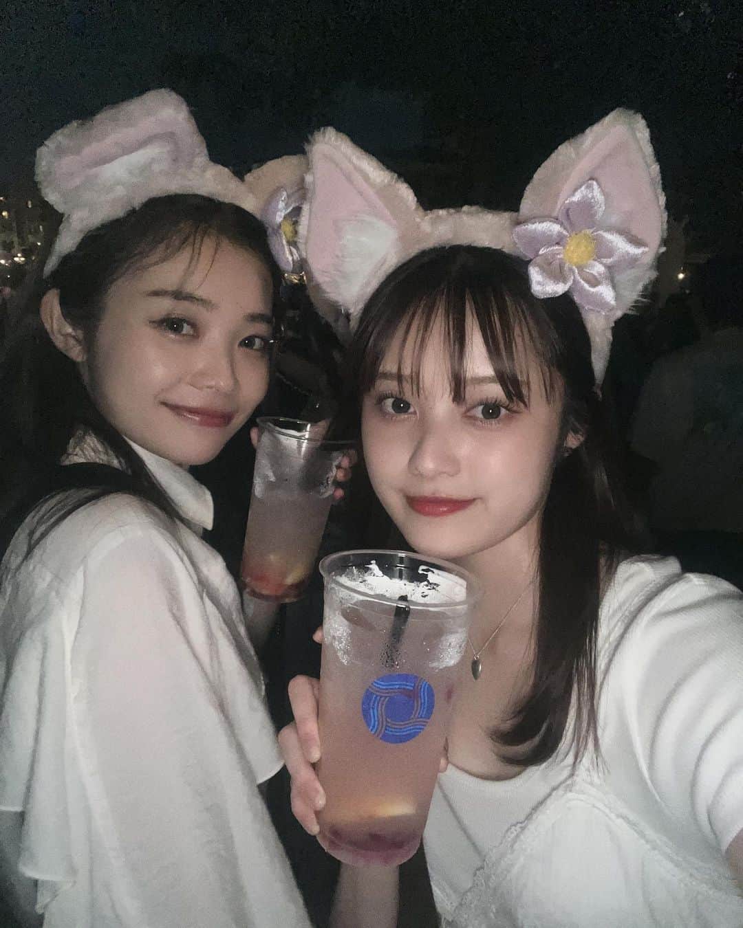 福山絢水さんのインスタグラム写真 - (福山絢水Instagram)「ディズニーで初めてお酒乾杯した 🐱🩷  with姉（＾_＾）!!!」8月24日 20時48分 - aya__m02
