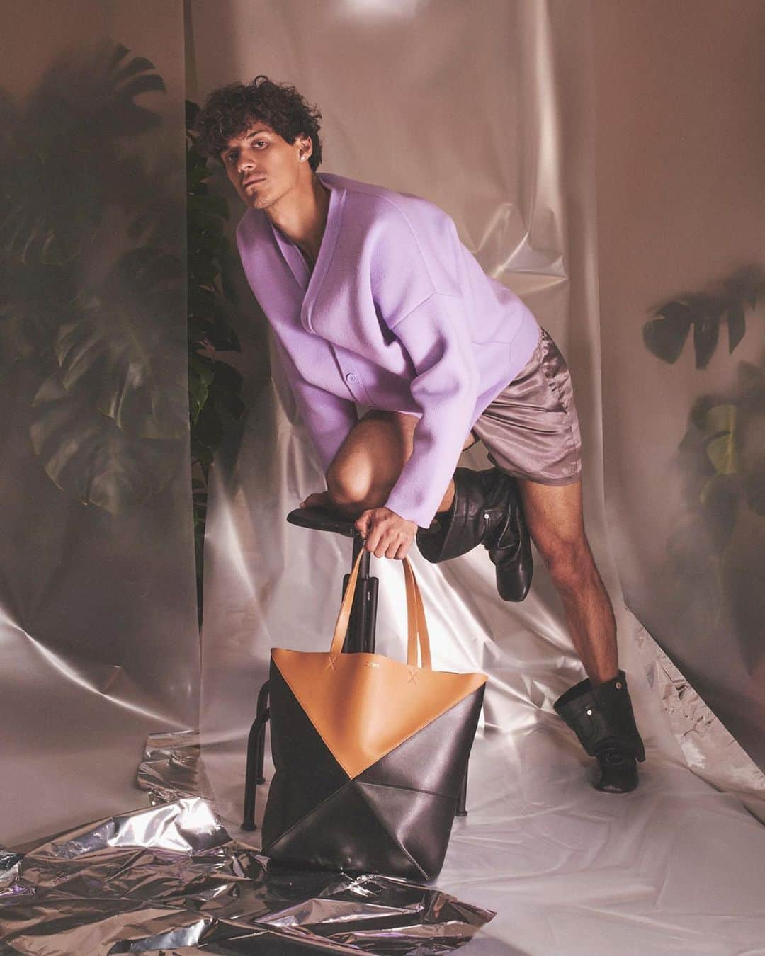 LVMHさんのインスタグラム写真 - (LVMHInstagram)「Echoing the reductionist spirit that informs the @loewe aesthetic, the new Loewe men’s campaign, shot by David Sims, explores the possibilities of the gaze and the body gesture to express feelings and sensations.​  #LVMH #Loewe」8月25日 16時30分 - lvmh