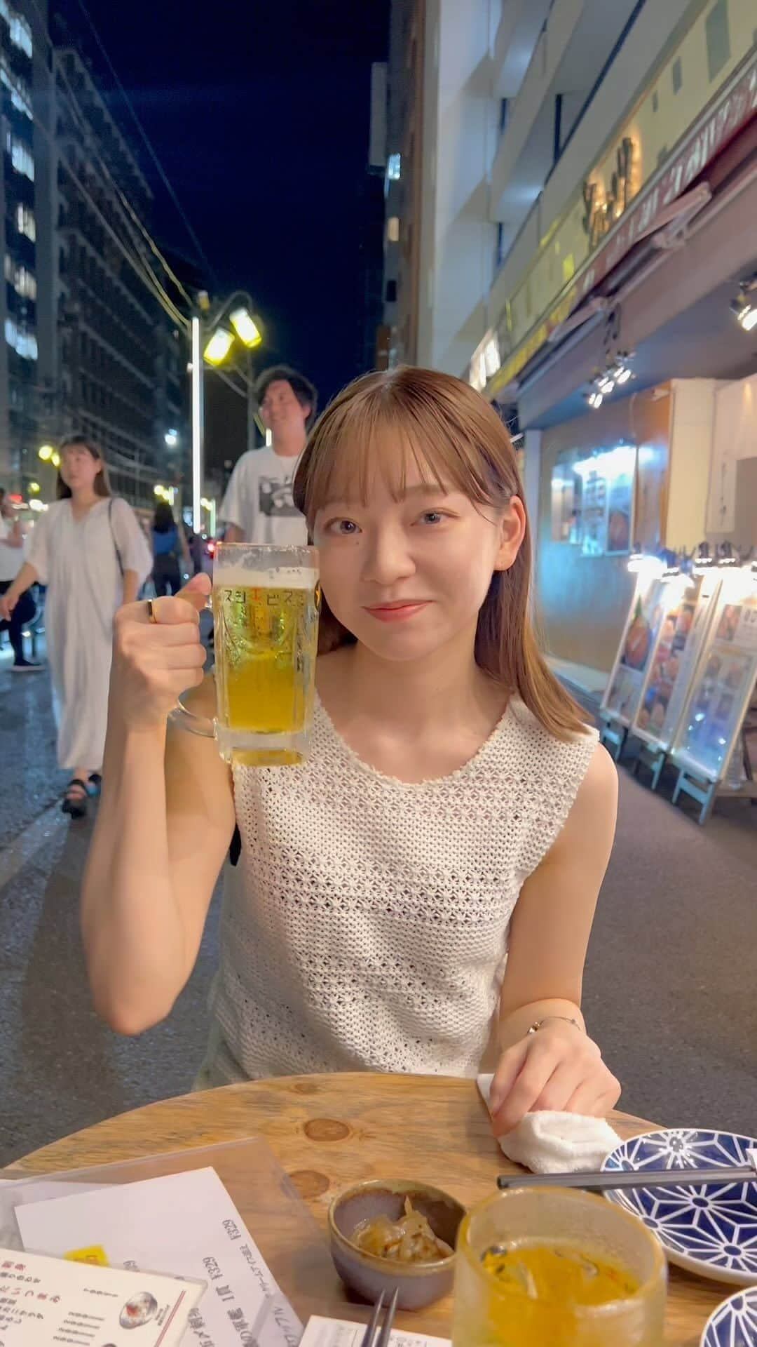 日浦もものインスタグラム：「ウインク上手くない？^_^ 恵比寿で外飲みした時の🍺 . . #恵比寿#恵比寿居酒屋#夏#ビール#夏コーデ#スシエビス」