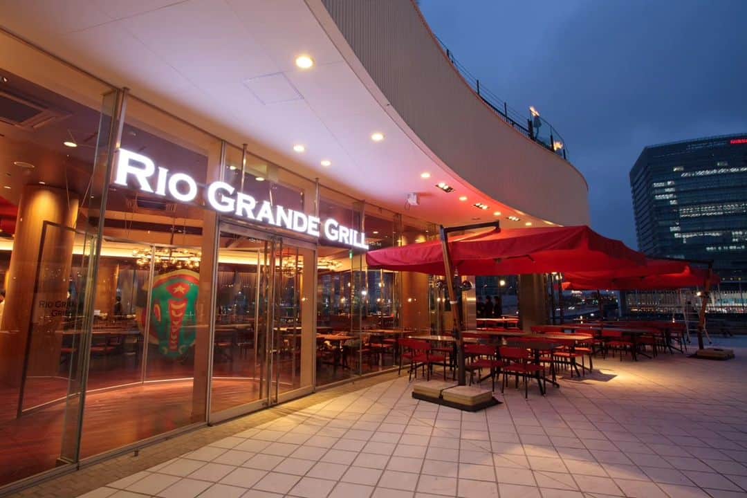 RIO GRANDE GRILL公式さんのインスタグラム写真 - (RIO GRANDE GRILL公式Instagram)「お天気に恵まれた日は、テラス席でシュラスコを堪能しませんか🍖  RIO GRANDE GRILL六本木・横浜BQ店では、ワンちゃん同伴可能なテラス席をご用意しております🐶✨  ぜひ、ご家族やお友達、大切な人と美味しく楽しいひと時をお過ごし下さい🥂  ＼RIO GRANDE GRILL店舗／ ◆六本木店（ワンちゃん同伴可能なテラス有） ◆横浜ベイクォーター店（ワンちゃん同伴可能なテラス有） ◆恵比寿店 ◆舞浜イクスピアリ店  ぜひ、お近くの店舗をご利用下さい🥰  _/_/_/_/_/_/_/_/_/_/_/_/ ご予約、店舗情報はオフィシャルHPをご覧ください。  【RIO GRANDE GRILL：公式HP】 http://riogrande.createrestaurants.com/jp/  #riograndegrill #リオグランデグリル #コスパ最高 #コスパ最強 #東京コスパグルメ #食べ放題 #肉好き #ブラジル料理 #churrasco #お肉大好き #女子会ディナー #男子会 #チートデイ #ダイエットは明日から #赤身肉 #野菜好き #サラダバー #野菜たっぷり #東京食べ放題 #六本木ディナー #横浜ディナー #恵比寿ディナー #友達とご飯 #東京グルメ巡り #テラス席ペットok」8月24日 20時49分 - riograndegrill_official