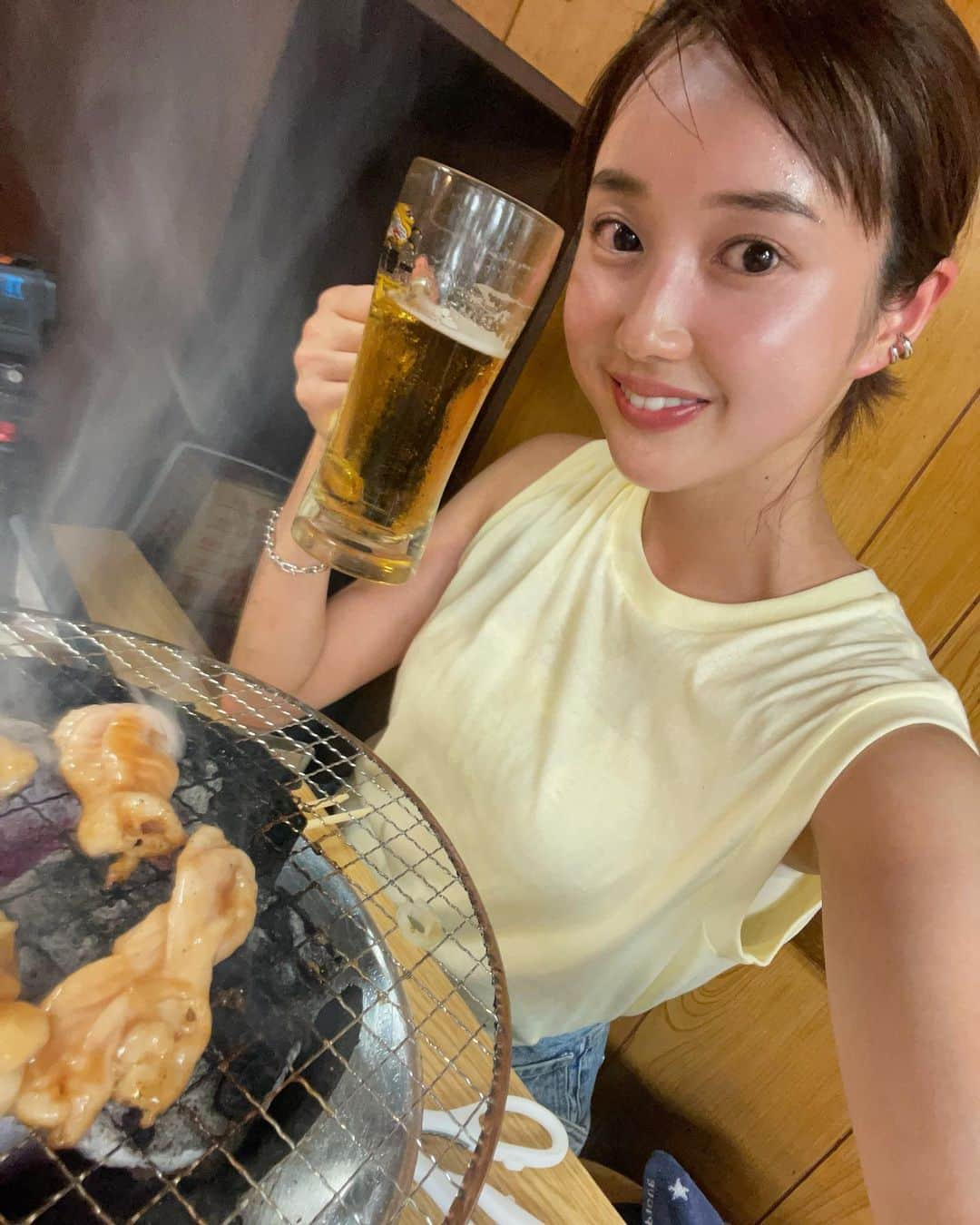 浜﨑日香里のインスタグラム：「⁡ 東京ではめちゃくちゃ行きたかった 焼き肉屋さんで1人焼き肉してきた✌️ サウナ後汗だくになりながら😂😂 ⁡ 2枚目のジョッキは、乳酸菌ハイっていうのなんだけど、 これを置いてる東京の焼き肉屋さんが好きなのは私だけ？？ ってくらいツボ。 亀戸のホルモン青木とか、恵比寿の亀戸ホルモンとか。 福岡にもあるのかな？？ 置いてる所知ってる方教えてください笑 ⁡ 配信は少し先ですが、動画にばっちり撮ってるので YouTube楽しみにしててください〜😆🩷 ⁡ #ホルモンまさる#乳酸菌ハイ」