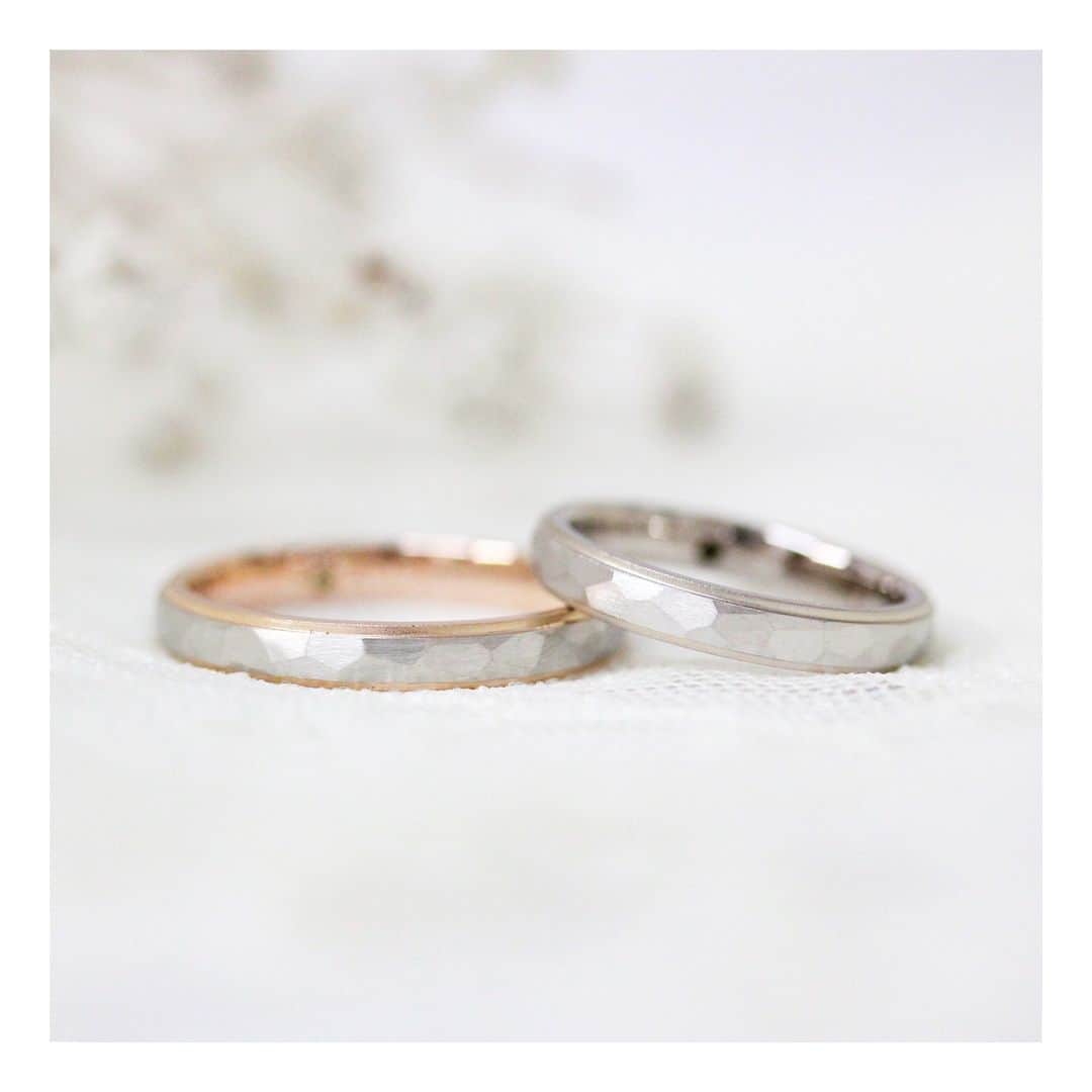 ith / イズ オーダメイド結婚指輪さんのインスタグラム写真 - (ith / イズ オーダメイド結婚指輪Instagram)「イタリア語で “色”という意味を持つ《コローレ》は 色合いが豊かな結婚指輪です。  プラチナとゴールドの色合いが相まって、 デザインを引き締めてくれました。  色合わせに次第で 印象が変わるところも、 コンビカラーで指輪を仕立てる 楽しみのひとつです。  ▽ 指輪について 結婚指輪(男性)：コローレ Pt950/K18WG：179,000円〜  結婚指輪(女性)：コローレ Pt950/K18PG：164,000円〜  お問い合わせコード：20075  ***********************************  ⧉ ith 公式WEB  @ith_marriage アカウントTOPへ 　 ☞ プロフィールURLをタップ  ⧉ 暮らしに寄り添うジュエリー  ith online store ☞ @ith_jewelry   ***********************************  #結婚指輪 #マリッジリング  #婚約指輪 #エンゲージリング #カスタマイズ #オーダーメイド #手仕事 #職人 #アトリエ  #コンビカラー #槌目 #梅田」8月24日 20時55分 - ith_marriage