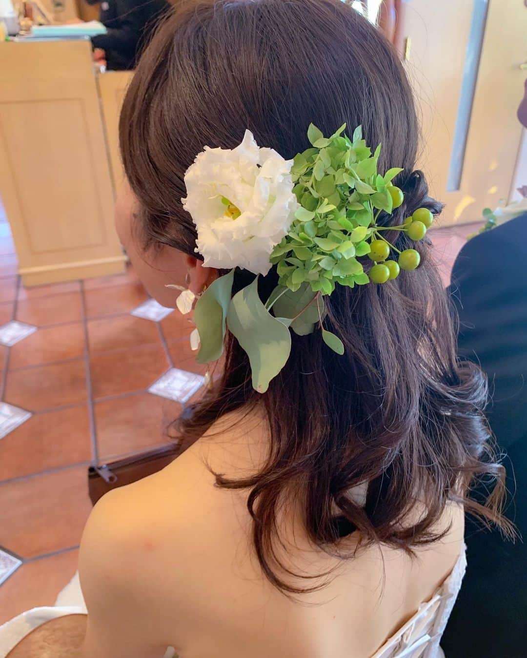 ウェディングヘアメイクルーチェさんのインスタグラム写真 - (ウェディングヘアメイクルーチェInstagram)「ハーフアップアレンジ  ヘアチェンジは アップスタイルから ハーフアップにチェンジ✨  ゆるっとしたカールに 白グリーンのお花を プラスして柔らかさアップに  プロデュース @sorairowedding  💄　@wedding_luce  #ルーチェNaomi  📷　@junko_weddingphotography   👗　@atsu_nishikawa   　 　  ✨ルーチェからのサンクスプレゼント✨  ルーチェにて 挙式ヘアメイクもしくは 撮影ヘアメイクをお申し込み花嫁さまへ  アクセサリー2点レンタル&新郎さまメイク をプレゼントさせていただきます。  ※2023年12月末までに お申し込み花嫁さま対象  お申し込み時に「フォロワープレゼント」と お知らせくださいね✨  ＊＊＊  #ブライダルヘアメイク #出張ヘアメイク#持ち込みヘアメイク#ウェディングヘアメイク#花嫁ヘアメイク#ウェディングヘア#花嫁ヘアスタイル」8月24日 20時50分 - wedding_luce