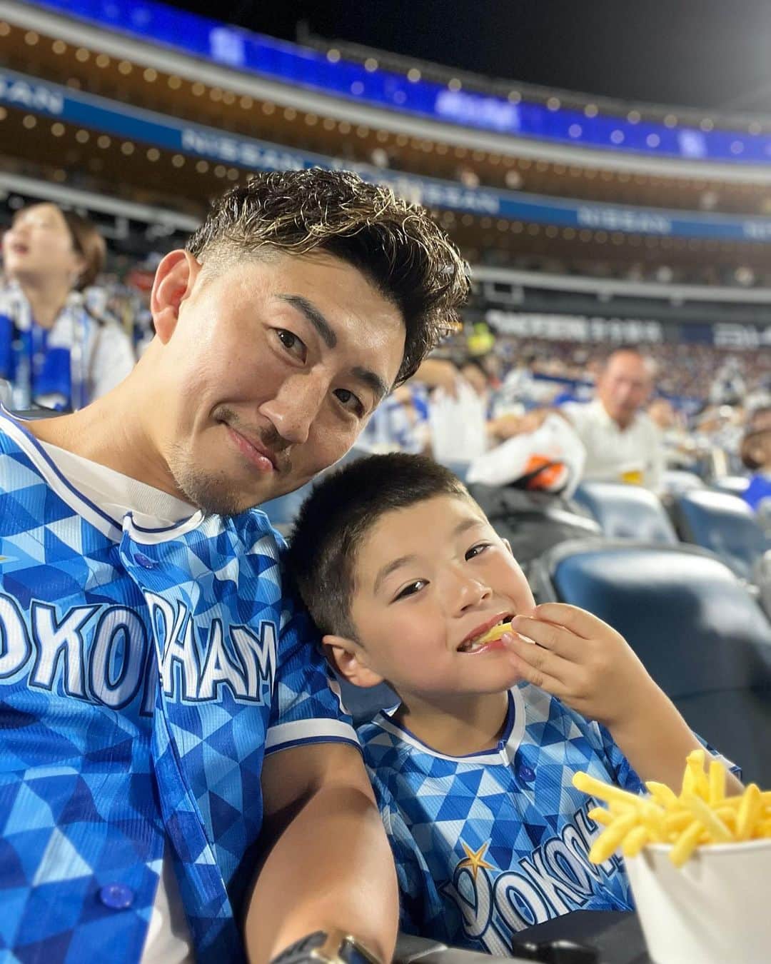 山崎秀晃のインスタグラム：「息子とスペシャルシートで横浜応援⭐️ 超満員ハマスタの演出、集客力も勉強！ 束の間の親子時間でした🙏 #12球団好きな阪神ファン  #息子には横浜に入ってほしい」