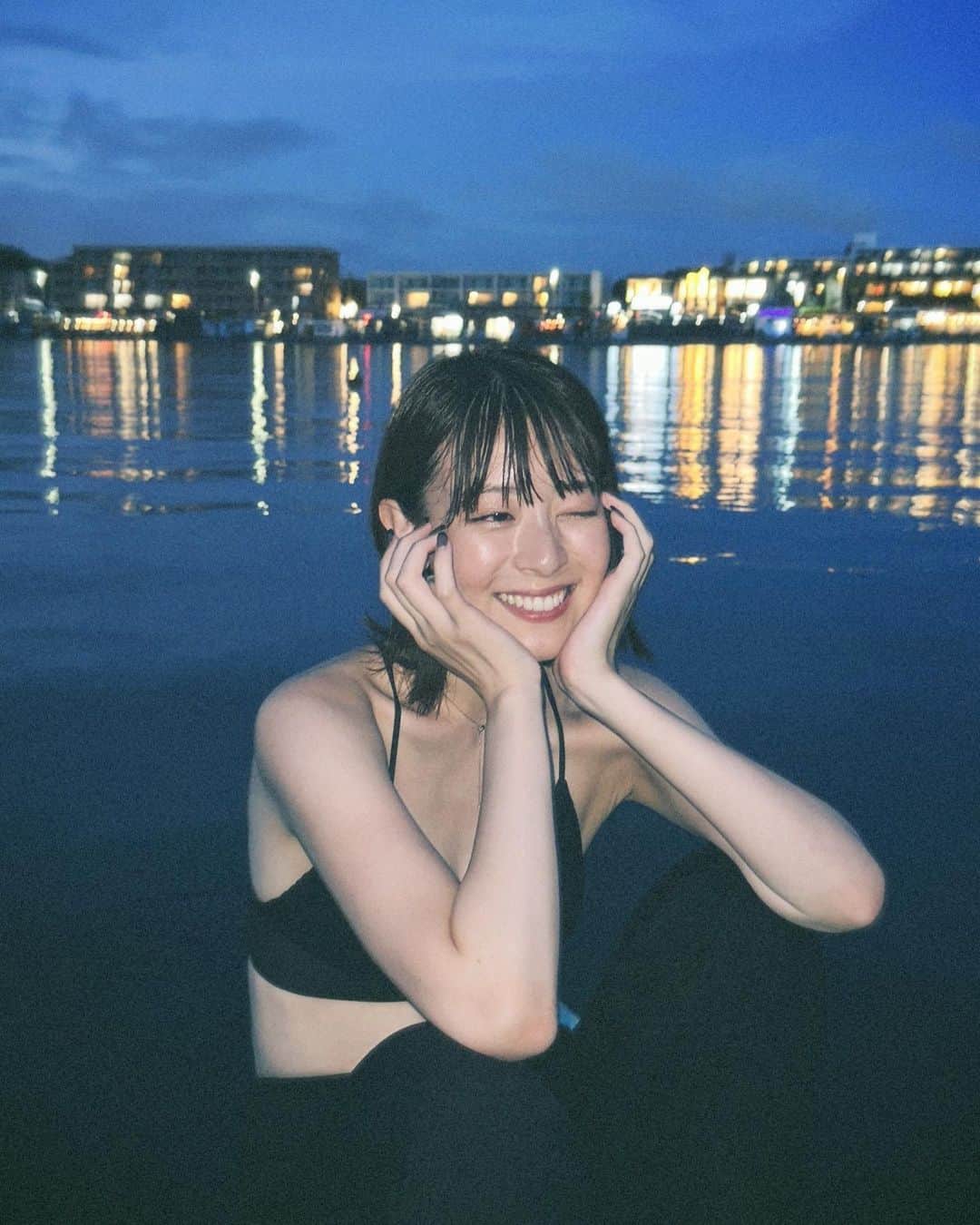 水上京香さんのインスタグラム写真 - (水上京香Instagram)「⁡ 実は、2日連続で海へ🪼🌙 夕暮れ時から、初めてのSUPに乗って 2時間くらい揺られてたの、本当に気持ち良かった🛶」8月24日 20時51分 - kyokaminakami_official