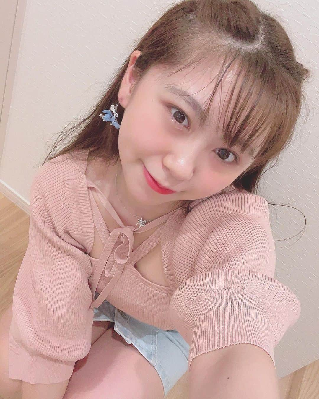 須田理夏子さんのインスタグラム写真 - (須田理夏子Instagram)「おすわりポーズ🐣   #おすわり  #自撮り  #ぶりっこ #ファッションコーデ  #fashion  #wcloset  #ダブルクローゼット #くしゃ顔  #他撮り #服装  #ファッション  #ガーリーコーデ  #ピンク  #pink #me #photo #photography #followｍe  #ハーフツイン」8月24日 20時52分 - sudarikako