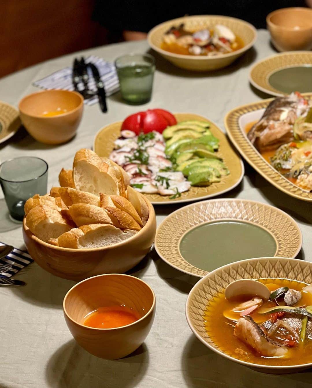 三浦瑠麗さんのインスタグラム写真 - (三浦瑠麗Instagram)「きょうは魚好きのちいさなお客さんがいるので、ハタと蛤、あさりでブイヤーベースにしました。夏らしくズッキーニを足して。タコはカルパッチョに。 日本の漁業と飲食業を引き続き応援しています。」8月24日 20時53分 - lullymiura