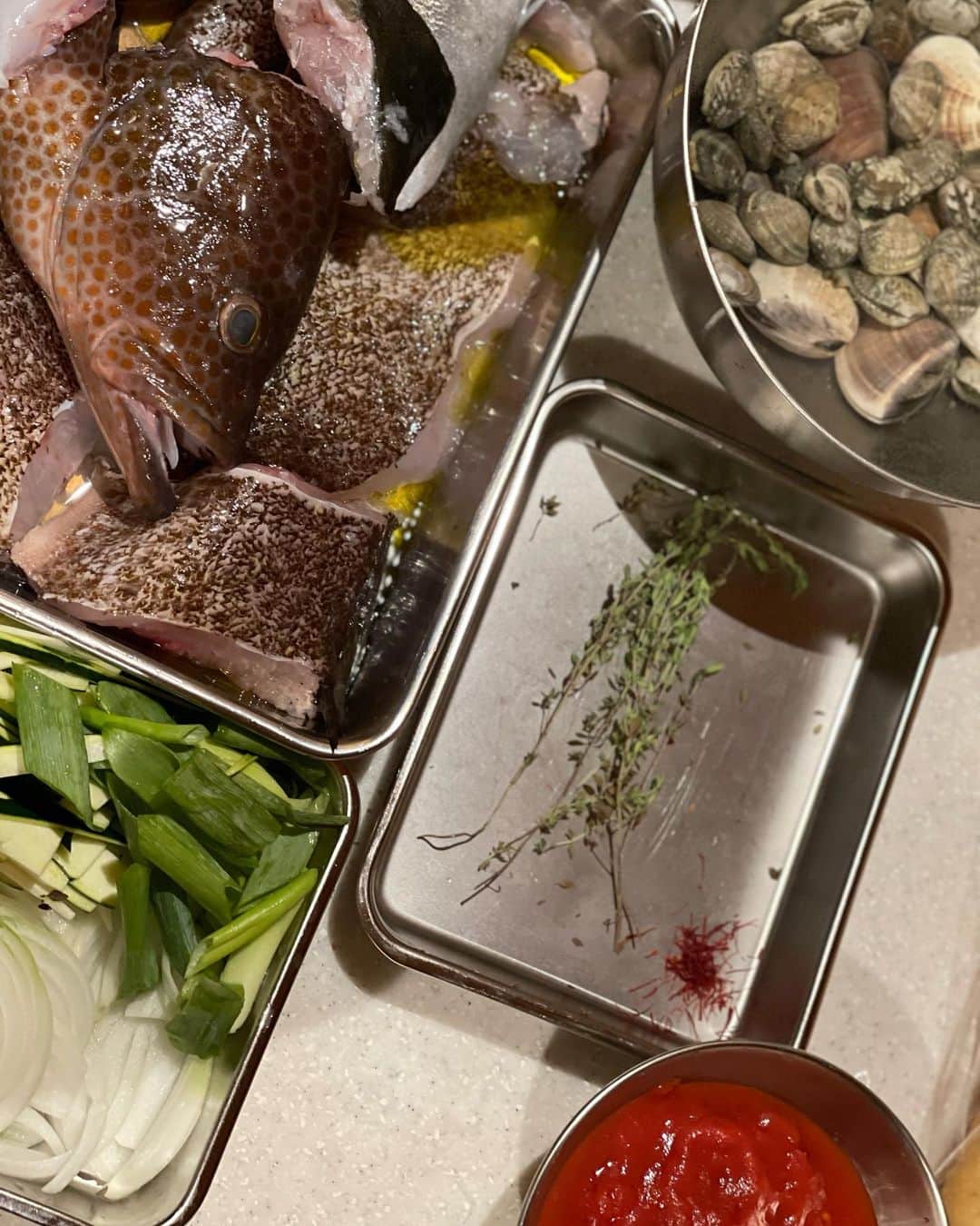 三浦瑠麗のインスタグラム：「きょうは魚好きのちいさなお客さんがいるので、ハタと蛤、あさりでブイヤーベースにしました。夏らしくズッキーニを足して。タコはカルパッチョに。 日本の漁業と飲食業を引き続き応援しています。」