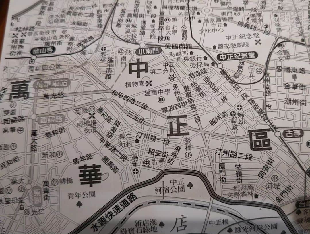 伊藤修子さんのインスタグラム写真 - (伊藤修子Instagram)「観光ガイドの地図では調査したい場所がカットされているので古書店で全体地図を買ってきてコピーして古書店、レコード店、ロケ地など付箋やシールを貼り付けています。」8月24日 20時53分 - itoshuko