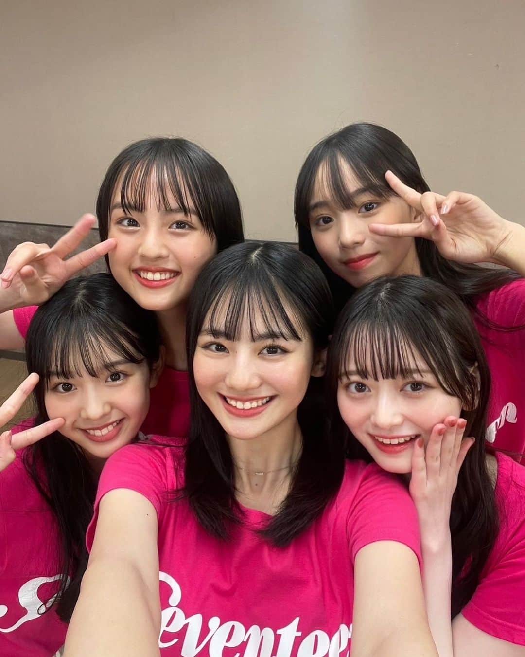 のインスタグラム：「たくさんのお祝いのメッセージをありがとうございます！！ ファンの子や以前お世話になっていたスタッフさん、日頃から近くで支えてくださってる方などなど、 色んな方からメッセージを頂き本当に嬉しいです😭🤍 ⁡ STモデルとしての初舞台”Seventeen2023 夏の学園祭”では、何事にも緊張しないタイプの私ですが、 頭が真っ白になるほど緊張しました、、、！！ ですが、皆さんの声援やステージからの景色をみて、STモデルになるんだと言う実感を改めて感じとても幸せな時間でした。  皆さんの期待に答えられるように。いつかSeventeenを引っ張って行けるような輝きのあるモデルになれるように。 私らしく頑張ります！！！！！❤️‍🔥❤️‍🔥 ⁡ 改めて、ミスセブンティーン2023の5人をよろしくお願いします！ ⁡ #関谷瑠紀 #ミスセブンティーン2023 #seventeen2023夏の学園祭 #Seventeen #ミスセブンティーン #セブンティーンモデル」