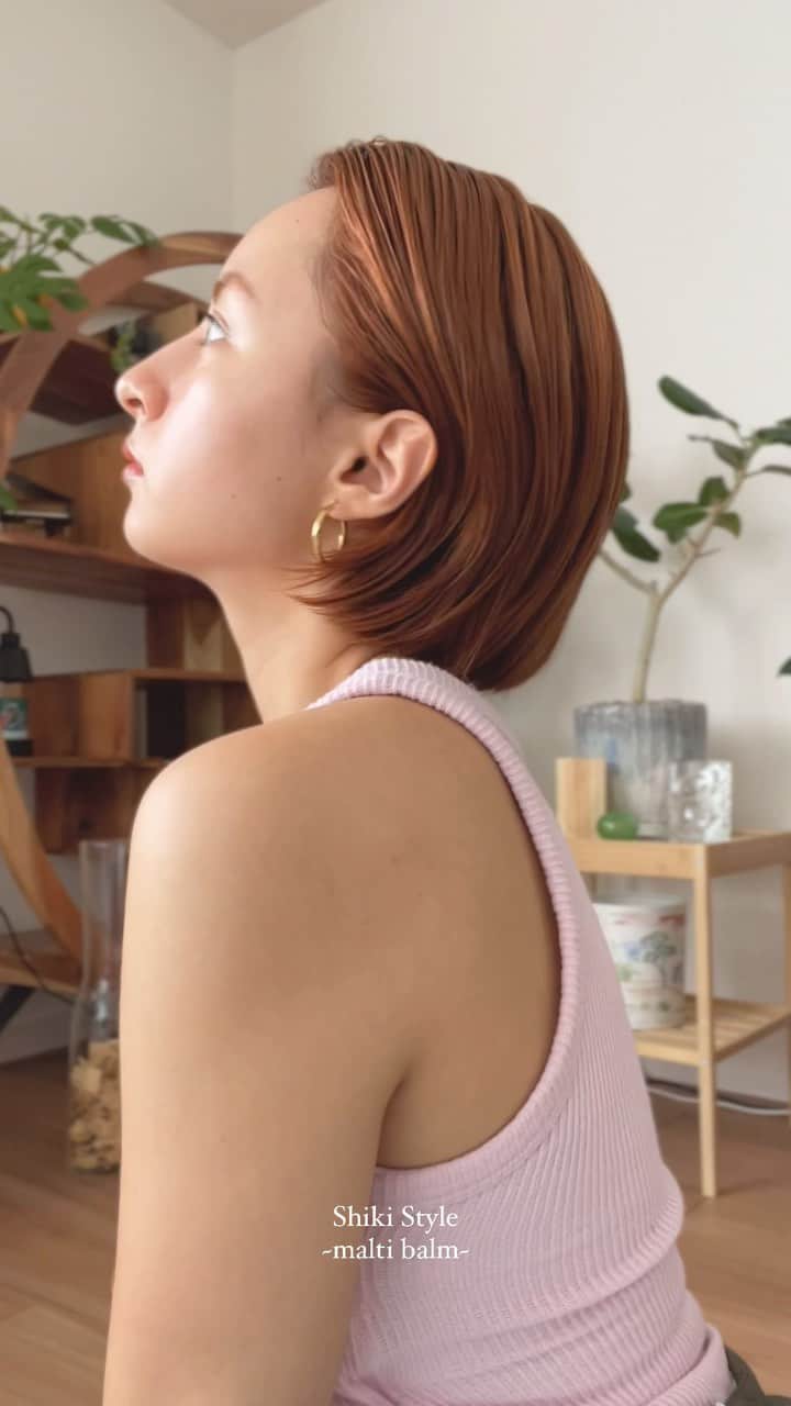Julia Castroのインスタグラム：「Shiki Style ~malti balm~  動物性由来成分不使用だから髪・顔・体、全身に安心してお使いいただけるマルチバーム🌿 私は髪の毛の朝のスタイリングや、お風呂上がりの全身のマッサージ、手の甲に練り香水として使ったりもしてます😊  そして、使い終わった後には中のケースを取るとアクセサリーや小物入れとしても使えるのが拘ったポイント○ これから始まる秋を感じられる金木犀の香りに沢山癒されてください💛  明日8/25 20:00〜予約販売開始 Shiki Style multi balm 26g ￥5,060(taxin) 発売記念キャンペーンも始まるので是非チェックを🌿 @shiki.style_official  . #ShikiStyle #maltibalm」