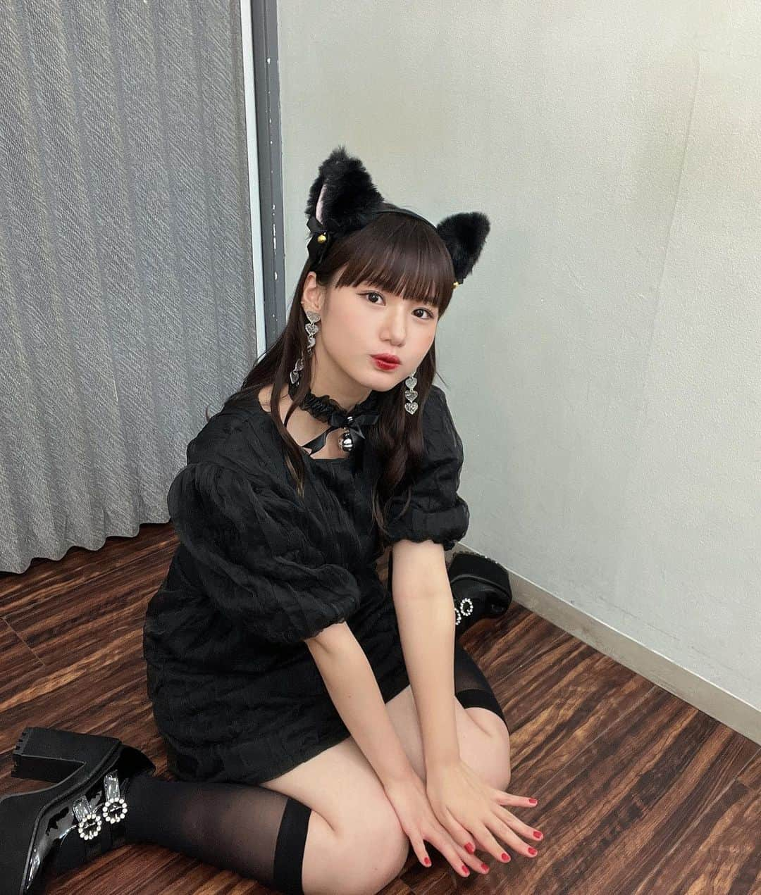 横山玲奈のインスタグラム：「🐱🖤 . ハロショグッズ . . #morningmusume23 #横山玲奈 #もうハロウィンだって #明日から予約スタート #グッズチェックしてね〜 #猫ちゃん」