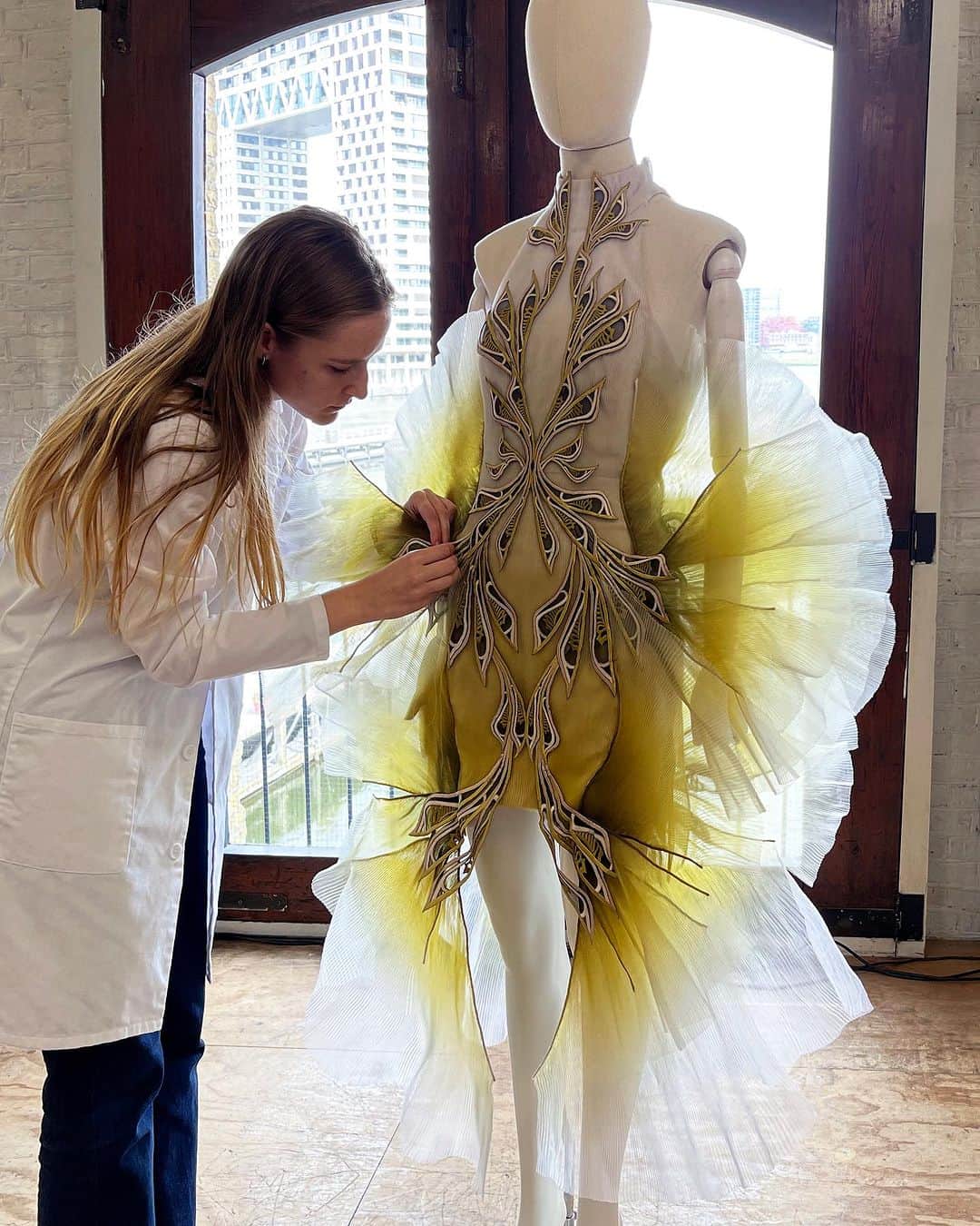 Iris Van Herpeさんのインスタグラム写真 - (Iris Van HerpeInstagram)「Inside the atelier ~ finishing touches to the 'Moon Moth’ dress. This look is made from glass organza which is intricately pleated into 5 millimieter pleats that are gradient-dyed from white to marigold, and handstitched onto blossoming networks that are embroidered onto the bodice.  #irisvanherpen #hautecouture」8月24日 20時58分 - irisvanherpen