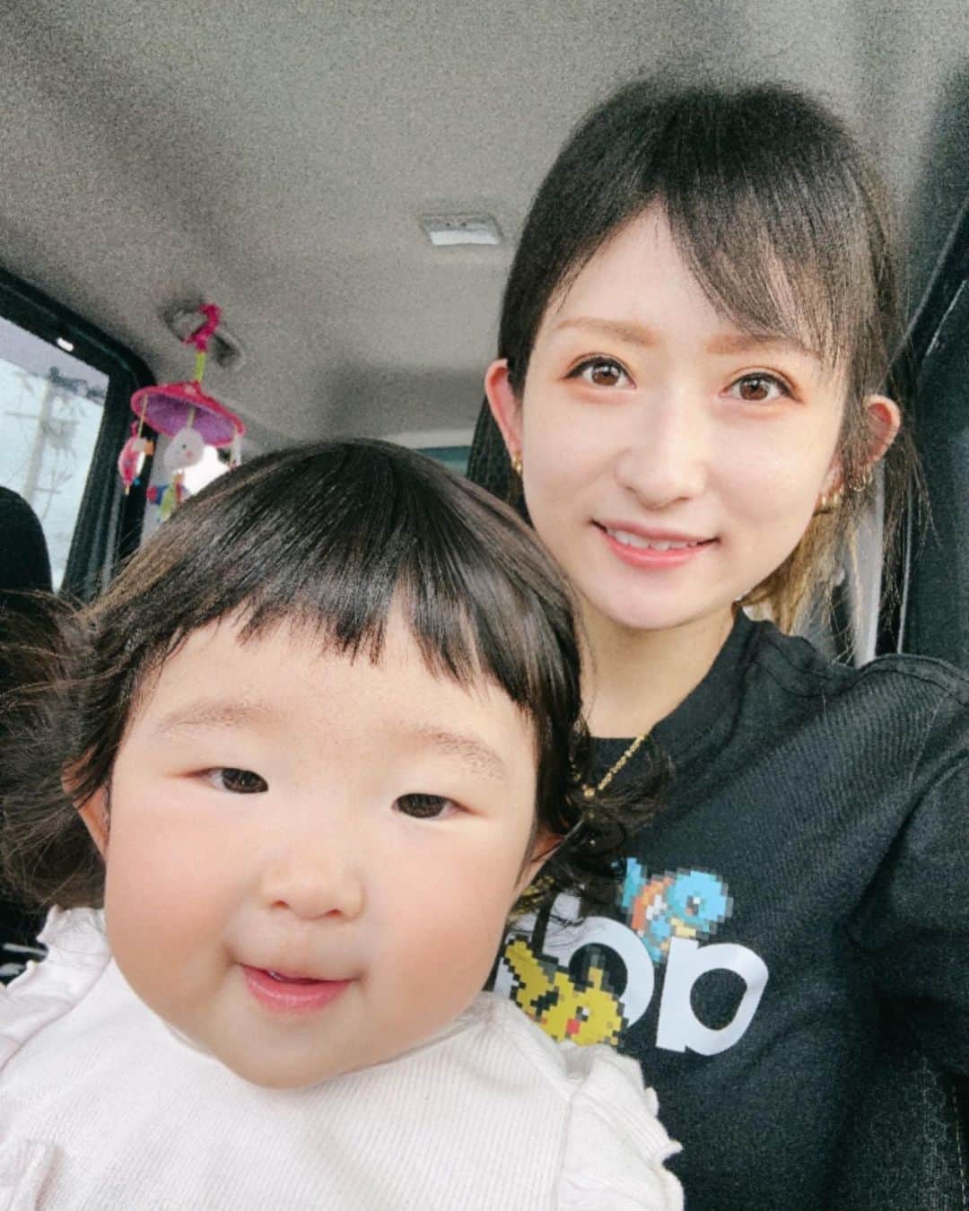 MIHO氏のインスタグラム：「夏の思い出☀️  10日 旦那さん誕生日🎂 11日 結婚記念日💍 12日 わたし誕生日🎂  夏休み真っ只中でどこも人が多いのと 娘がまだ小さいのでおうちでお祝いする予定が、 やっぱり出かけてぇ！となり急遽プチ旅行😂 県内でしたがとっても充実したお休みを過ごせました🫶 連れてってくれた旦那さんにも感謝🫶  次は娘の1歳記念で旅行計画中🏝️ まだ先だけど、こちらも楽しみです🫶 ． ． #旅行中の何がいいって #掃除しなくていい #勝手にごはん出てくる #皿洗いもしなくていい #これすなわち天国 #ありがてぇの極み #ここで一句 #忘れるな #家に帰れば #洗濯地獄 #旅行あるある #どんまいオブザイヤー」