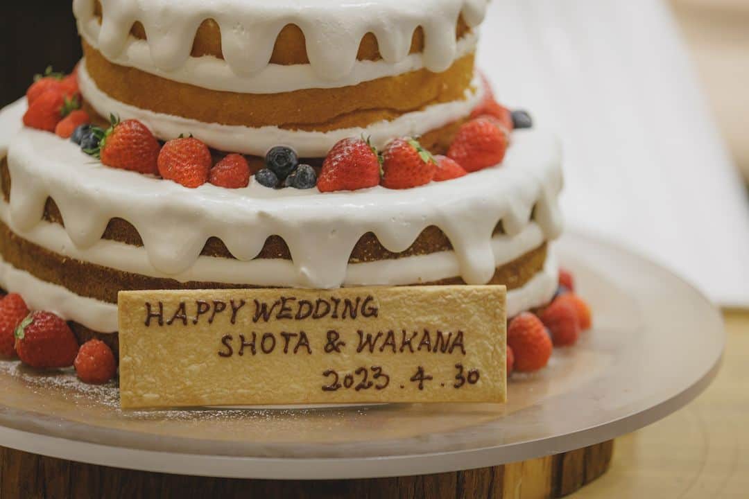 BARN&FOREST148さんのインスタグラム写真 - (BARN&FOREST148Instagram)「@barn_and_forest148 #100年後も語り継がれる結婚式  ・ ・ Strawberry × Round cake…*  敷地内の工房にて専属のパティシエが おふたりのウェディングケーキを手作りしております！  ブライダルフェアのご予約やお問合せは InstagramのDMでも承っております*  #ウエディングケーキデザイン #ラウンドケーキ #千葉花嫁 #ナチュラルウエディング #バーンアンドフォレスト148 #148cafe #ガーデンウエディング #barnandforest148 #卒花嫁 #着飾る恋には理由があって #プレ花嫁 #千葉結婚式 #バーンウエディング #barnwedding #weddingcakedesign #ラスティックウエディング #バーンアンドフォレスト #ガーデン挙式 #weddingcake #ケーキ #148花嫁 #流山おおたかの森 #千葉結婚式場 #結婚式場 #weddingcakesideas」8月24日 21時00分 - barn_and_forest148