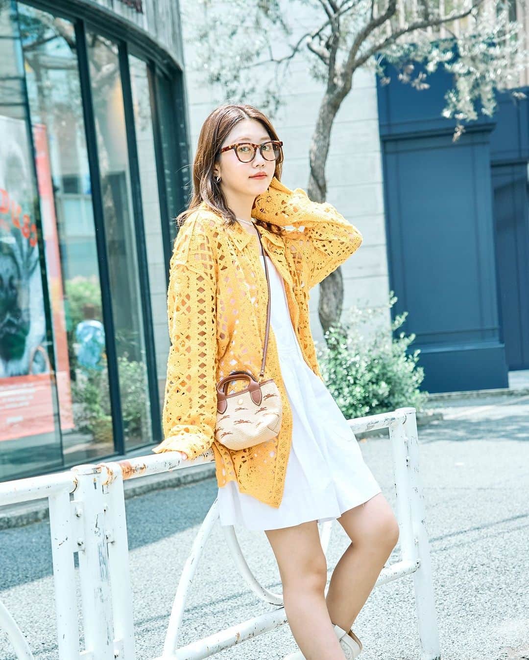 merのインスタグラム：「旬のクロシェ風シャツでレトロとガーリーを両取り！  今回は、碓井玲菜ちゃんの夏コーデを披露🌞  ☑白ワンピースに透け感のあるメッシュシャツを重ねて、大人フェミニンな肌見せコーデに。  ☑クロシェ風の編地やウエスタンブーツなど、西海岸っぽいレトロな雰囲気を投入。  ☑べっ甲のサングラス＆アニマル柄バッグと、ひとクセある小物を合わせてさらに個性をプッシュ！  コーデの詳細はmer webでチェック~😎♥」