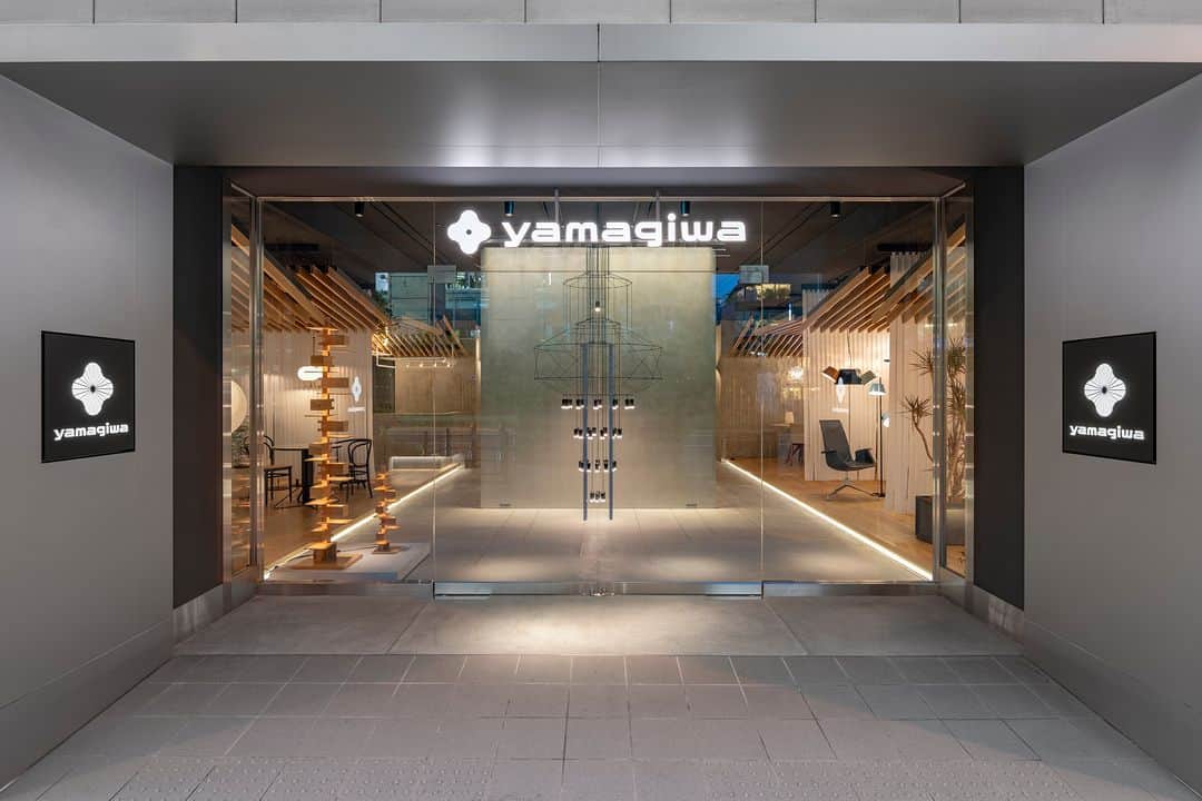 @aroma アットアロマさんのインスタグラム写真 - (@aroma アットアロマInstagram)「［香りのある空間 Vol.1］YAMAGIWA OSAKA  アットアロマが香りの演出を手掛ける空間をご紹介。 今年創業100周年を迎える日本の照明業界のパイオニア・ YAMAGIWA。本日はそのショールームである、 ”YAMAGIWA OSAKA”をご紹介します。  館内にならぶのは、国内外のトップブランドによる デザイン性の高い照明とスタイリッシュな家具の数々。 足を踏み入れた途端、わくわくとした気持ちが高まります。  建築設計は、建築家・永山祐子さんによるものです。 天井のルーバーや、床や壁に散りばめられてきらっと光る 真鍮のラインが印象的ですが、こちらはロゴマークで 放射線として表現されている光を表現したもの。 木材がもつ日本らしさとコンクリートの無機質さが調和した、 現代的な雰囲気を感じられる空間です。  空間や家具をさらに美しく引き立ててくれる照明。 演出の香りは季節にあわせて変わりますので、 ぜひYAMAGIWA OSAKAへ訪れてみてくださいね。  ［施設概要］ YAMAGIWA OSAKA（@yamagiwa_official_） 〒542-0081 大阪府大阪市中央区南船場3丁目5-8 オーク心斎橋ビル1F ＊YAMAGIWA公式HPより来場予約のうえ、ご訪問ください。  ----------------------------------------- #ataroma #アットアロマ #香りのある空間」8月24日 21時00分 - ataroma_official