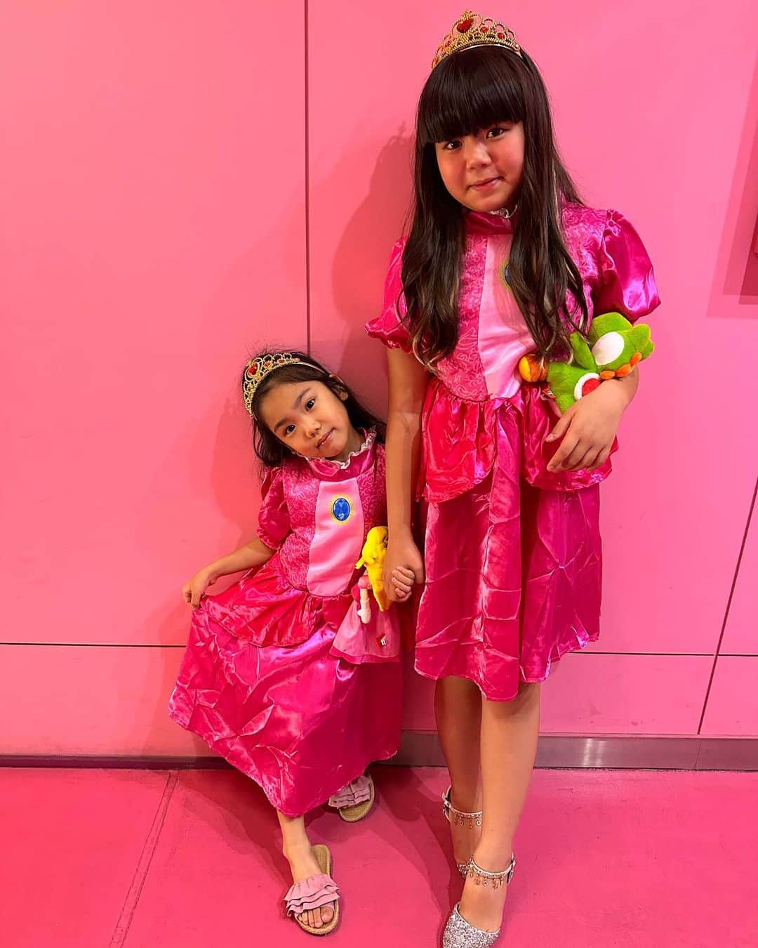 おかんとむすめのインスタグラム：「.  みらんちゃん親子とユニバ🩷 ピーチ姫２人かわいすぎた👑 まるで姉妹☺️ いつも楽しい時間をありがとう❤️  #おかんとむすめ #チビみらんチャンネル」