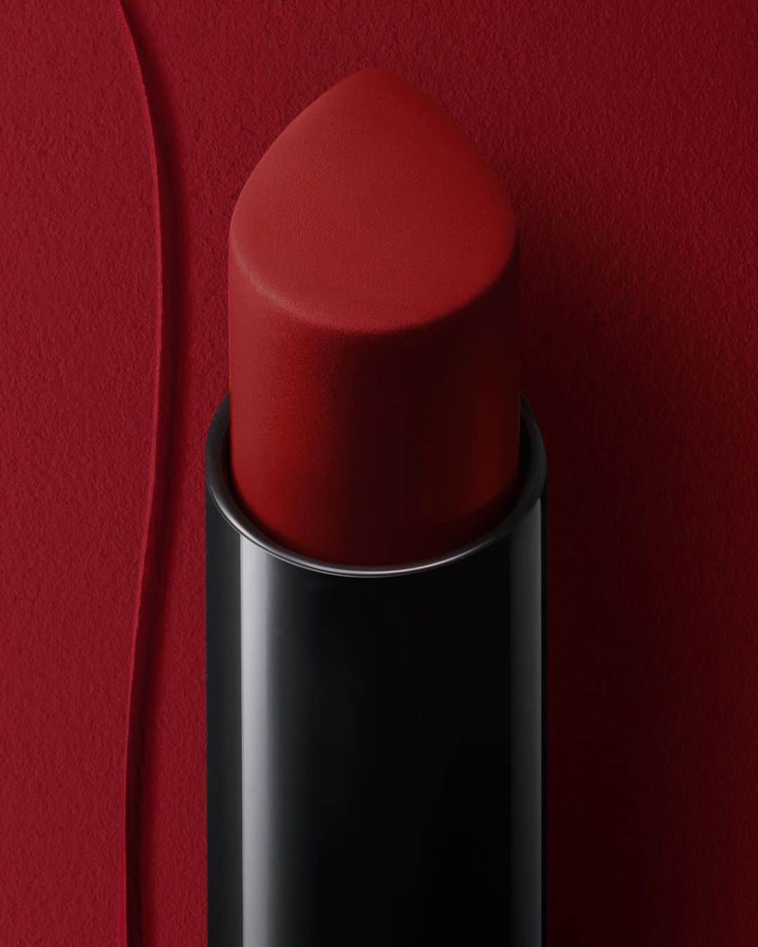 Armani Beautyさんのインスタグラム写真 - (Armani BeautyInstagram)「Matte reimagined. Thanks to its innovative formula, the new LIP POWER MATTE delivers long-lasting and bold color with an intense matte finish through spherical powders and coated pigments while using jojoba oil and light-infusing gel for a creamy application and comforting hydration all day long.   #Armanibeauty #ArmaniLipPower #Lipstick」8月24日 21時00分 - armanibeauty