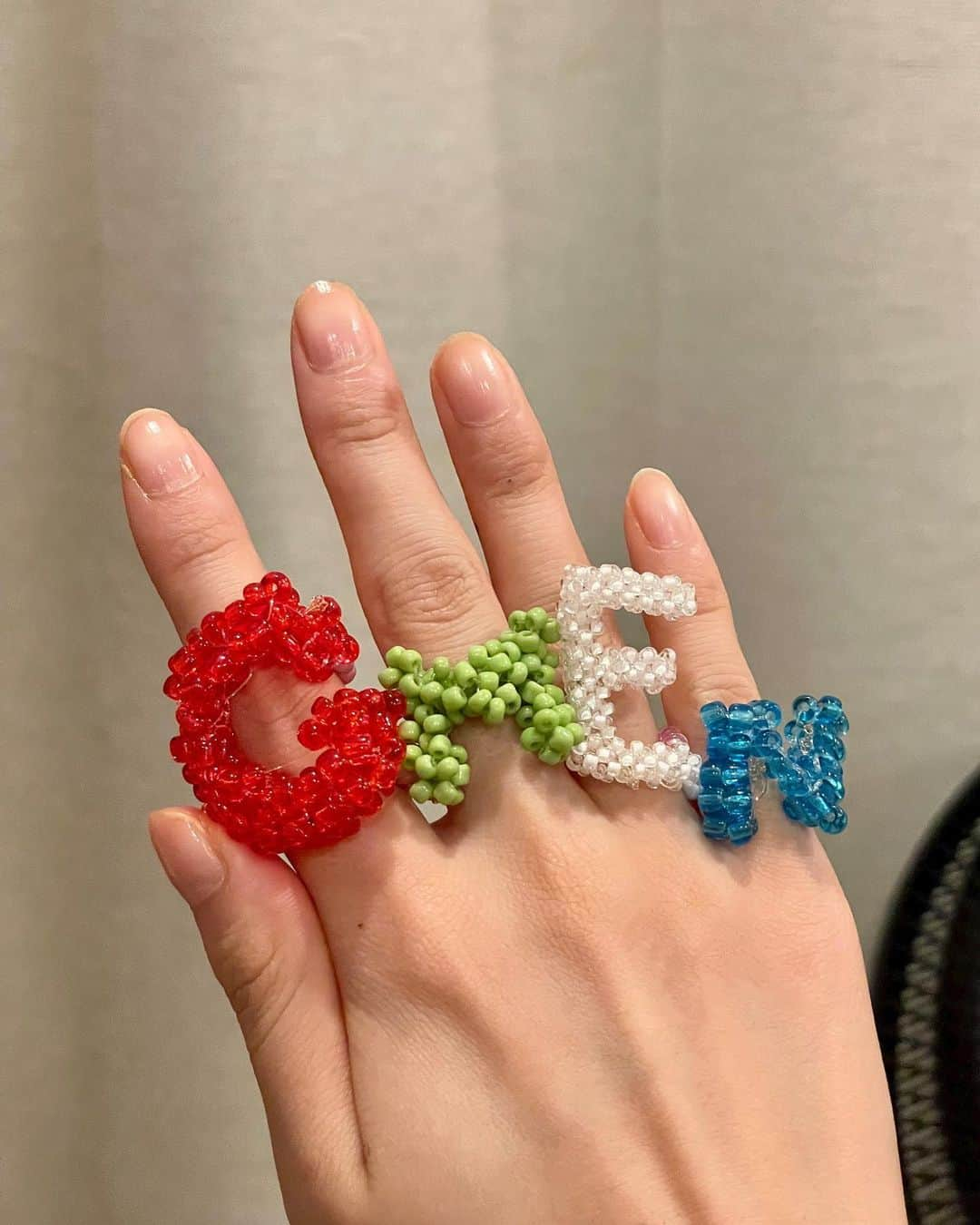 恒松祐里のインスタグラム：「❤️💚🤍💙 家にあったビーズで #Gメン リング作ってみた💍 いよいよ明日から公開‼️‼️ 皆さんからの感想楽しみ🏍️💨  💍 #yuritunes お花はタトゥーシール🌼 @poxn」