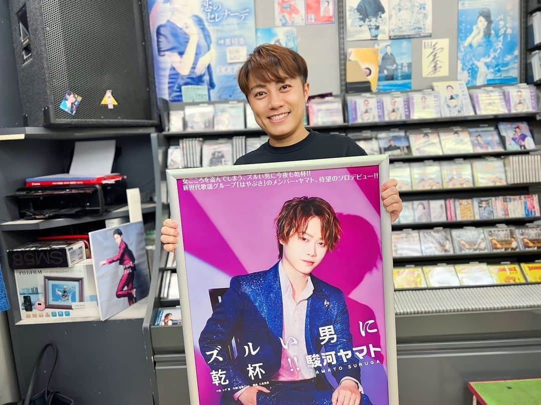 はやぶさのインスタグラム：「駿河ヤマトくんのズルい男に乾杯！発売2日目でした^ ^ このようにポスターもとっても素敵な仕上がりです‼︎ 明日はミヤコ蕨さんでのキャンペーンとインターネットサイン会もありますので、来られない方は是非‼︎五番街さんのインターネットサイン会にご参加ください（＾∇＾）  【EN】  Here is Suruga Yamato’s 『ズルい男に乾杯‼︎』  It was the second day of the release ^ ^  The poster is also very nice like this ‼︎  Tomorrow, there will be a campaign at Miyako-Warabi and internet signing at 『五番街』, so if you can't come, please join the internet signing at 『五番街‼︎』 (＾∇＾)  #はやぶさ #ヒカル #ヤマト #大滝ひかる #駿河ヤマト #イベント #一日一枚  #写真  #hayabusa #hikaru #yamato #event  #picstory  #picstagram #photooftheday  #photogram  #hayabusadiary  #はやぶさの日記  #fotohariini」