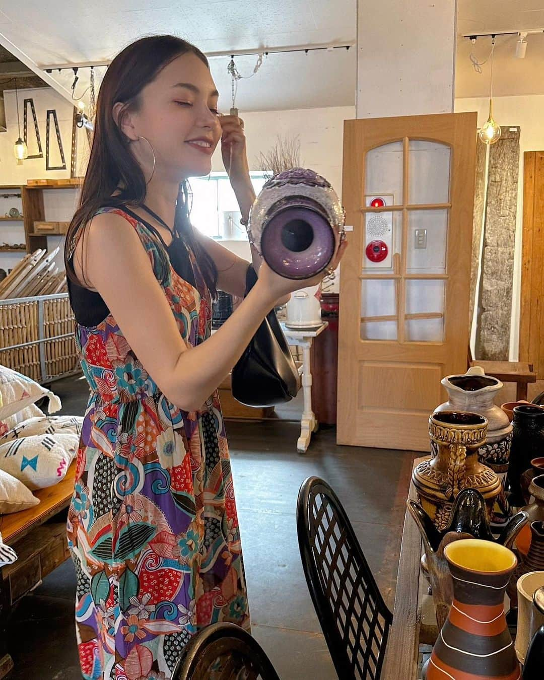 安田レイさんのインスタグラム写真 - (安田レイInstagram)「Sisterで買ったスペシャルなヴィンテージワンピースを着てスペシャルな壺を買った日。  ニヤニヤしながら壺選んだ。  最近紫ブームです🟣  #vintagedress #vintagevase #ヴィンテージワンピース #ヴィンテージ花瓶」8月24日 21時02分 - yasudarei